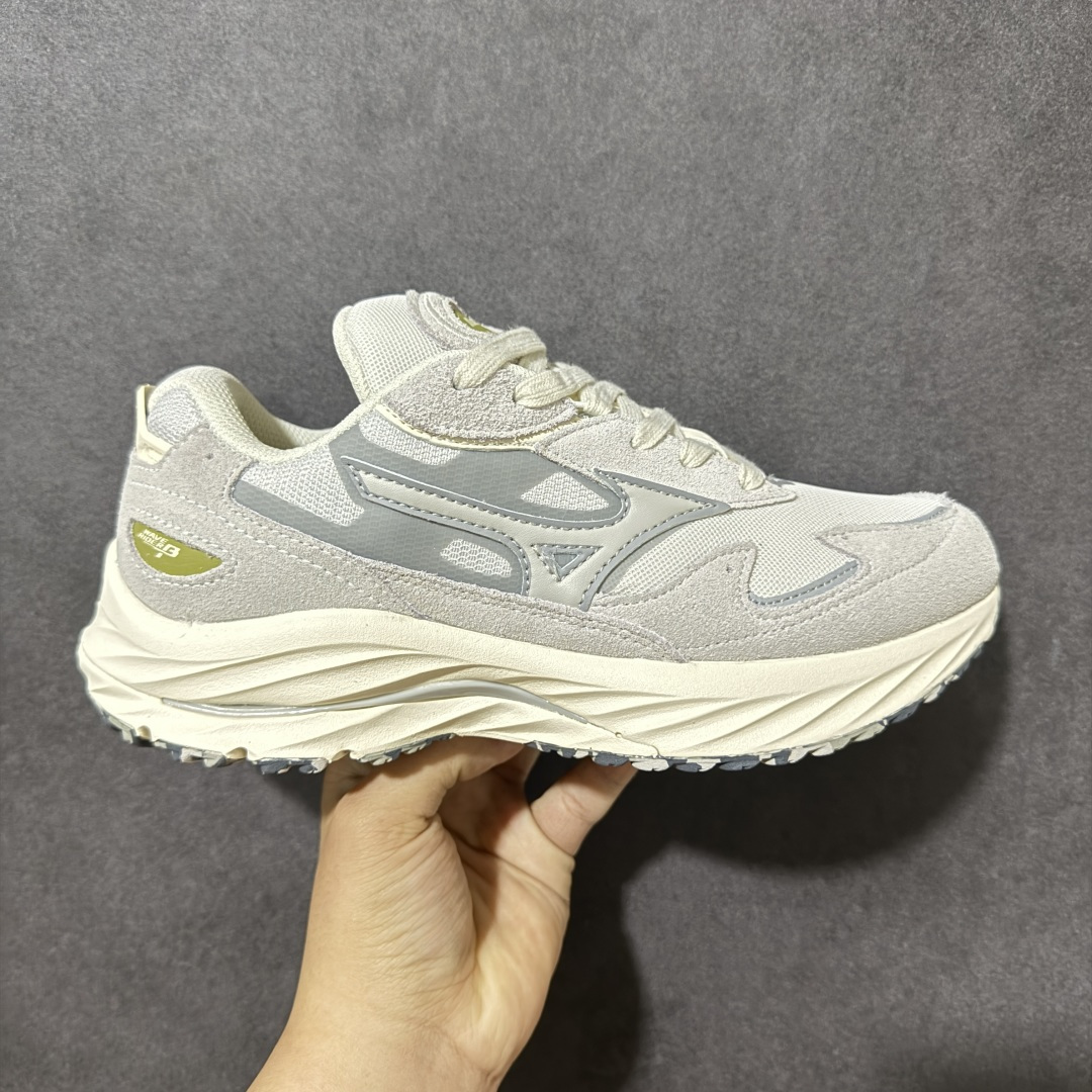 【公司级】Mizuno 美津浓 Wave Rider β 舒适百搭潮流 网布合成革 低帮跑步鞋 美津浓（Mizuno）是日本美津浓株式会社于1906年创立的运动品牌，经过一个多世纪的不断努力现已成为世界著名的运动器具、服装和鞋类生产商。美津浓力求服务于各类运动项目，并竭力使运动生活更加愉快和振奋。产品种类齐全，覆盖几乎全部主要运动项目，达到30万多个品类。 货号：D1GG230601 尺码：36-45带半码-选品中心