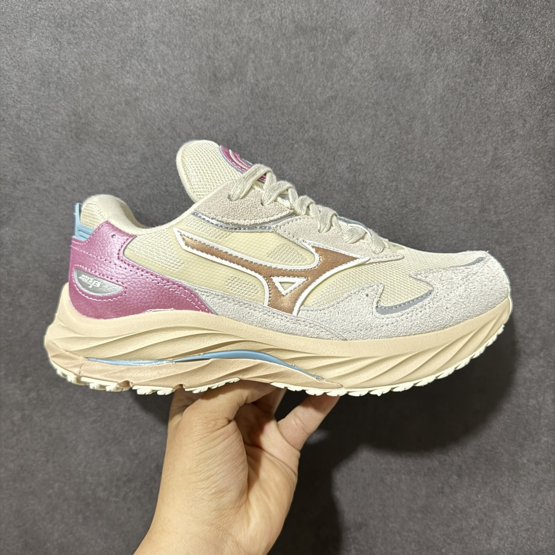 【公司级】Mizuno 美津浓 Wave Rider β 舒适百搭潮流 网布合成革 低帮跑步鞋 美津浓（Mizuno）是日本美津浓株式会社于1906年创立的运动品牌，经过一个多世纪的不断努力现已成为世界著名的运动器具、服装和鞋类生产商。美津浓力求服务于各类运动项目，并竭力使运动生活更加愉快和振奋。产品种类齐全，覆盖几乎全部主要运动项目，达到30万多个品类。 货号：D1GA330802 尺码：36-45带半码-选品中心