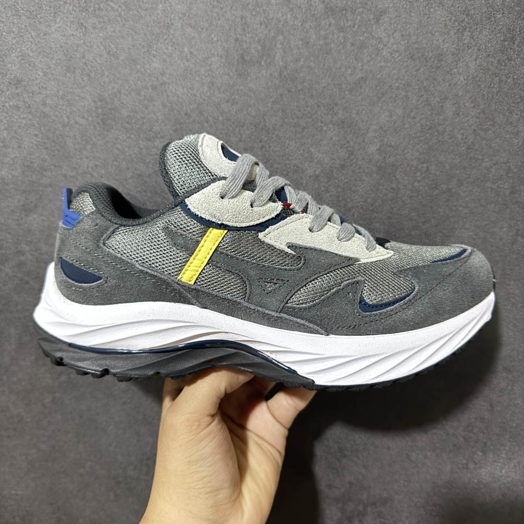 【公司级】Mizuno 美津浓 Wave Rider β 舒适百搭潮流 网布合成革 低帮跑步鞋 美津浓（Mizuno）是日本美津浓株式会社于1906年创立的运动品牌，经过一个多世纪的不断努力现已成为世界著名的运动器具、服装和鞋类生产商。美津浓力求服务于各类运动项目，并竭力使运动生活更加愉快和振奋。产品种类齐全，覆盖几乎全部主要运动项目，达到30万多个品类。 货号：D1GG230601 尺码：36-45带半码-选品中心