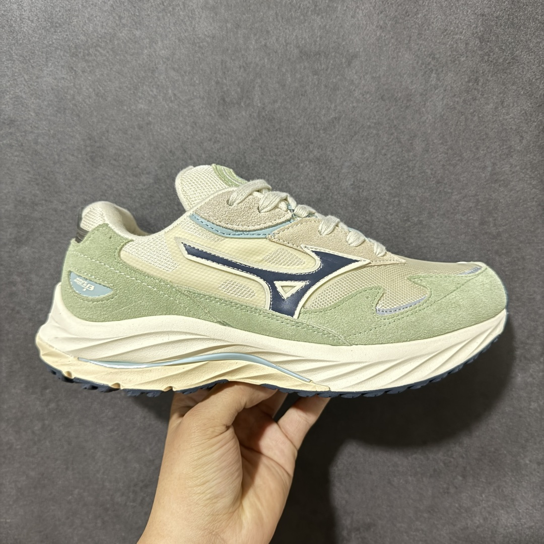 【公司级】Mizuno 美津浓 Wave Rider β 舒适百搭潮流 网布合成革 低帮跑步鞋 美津浓（Mizuno）是日本美津浓株式会社于1906年创立的运动品牌，经过一个多世纪的不断努力现已成为世界著名的运动器具、服装和鞋类生产商。美津浓力求服务于各类运动项目，并竭力使运动生活更加愉快和振奋。产品种类齐全，覆盖几乎全部主要运动项目，达到30万多个品类。 货号：D1GA242401 尺码：36-45带半码-选品中心