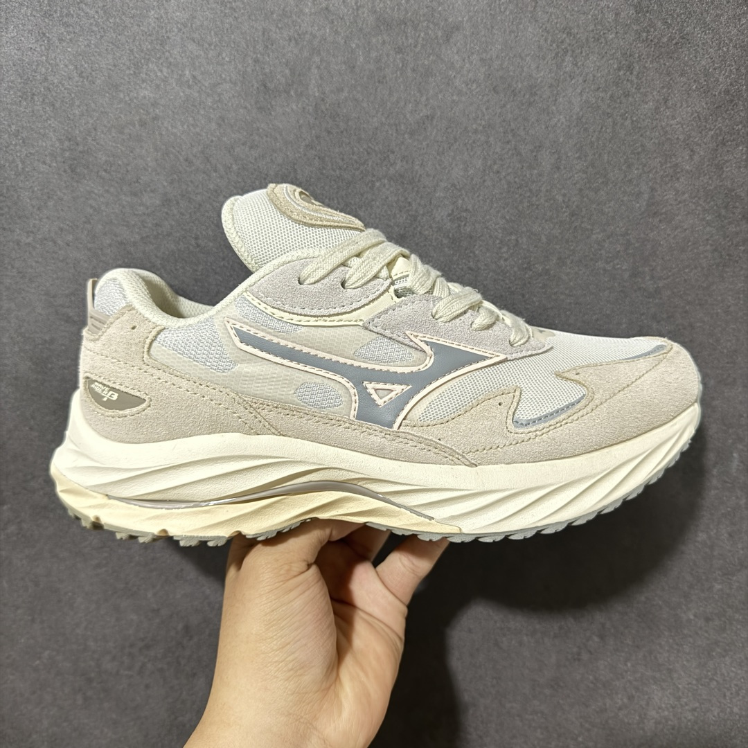 【公司级】Mizuno 美津浓 Wave Rider β 舒适百搭潮流 网布合成革 低帮跑步鞋 美津浓（Mizuno）是日本美津浓株式会社于1906年创立的运动品牌，经过一个多世纪的不断努力现已成为世界著名的运动器具、服装和鞋类生产商。美津浓力求服务于各类运动项目，并竭力使运动生活更加愉快和振奋。产品种类齐全，覆盖几乎全部主要运动项目，达到30万多个品类。 货号：D1GA330909 尺码：36-45带半码-选品中心