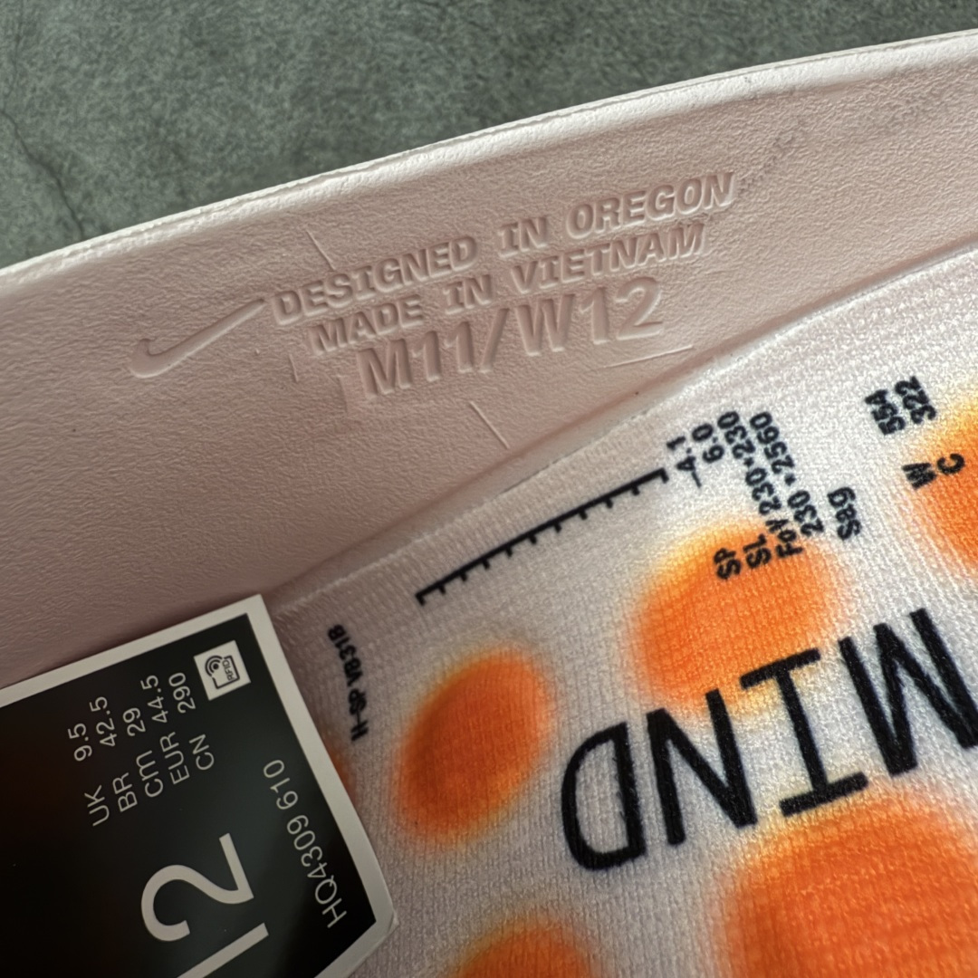 图片[5]-【XP纯原】Nike Mind 001 神经科学足底按摩包头拖鞋 晶洞黑蓝 HQ4309-610 同源ZP原材 匠心打造 🔹原厂MD一体发泡大底：全套原模开版，渐变雾面哑光喷漆，柔软回弹和ZP完全一致。 🔹22颗独立PEBAX泡棉按摩底：黑科技活塞式按摩脚感，踩下去的Q弹感和ZP无差。 🔹正确组合大底：鞋头前后跟橡胶贴片，耐磨防滑，细节还原到每一处。 🔹高还原细节：TPU电镀银Swoosh、针织透气鞋舌、高弹原鞋垫，清洁度拉满。 货号： IQ8502-001 尺码：36 36.5 37.5 38 38.5 39 40 40.5 41 42 42.5 43 44 44.5 45 46 47.5 48.5 ⚠️尺码提示：偏小一码，建议拍大一码，脚感更舒适。-选品中心
