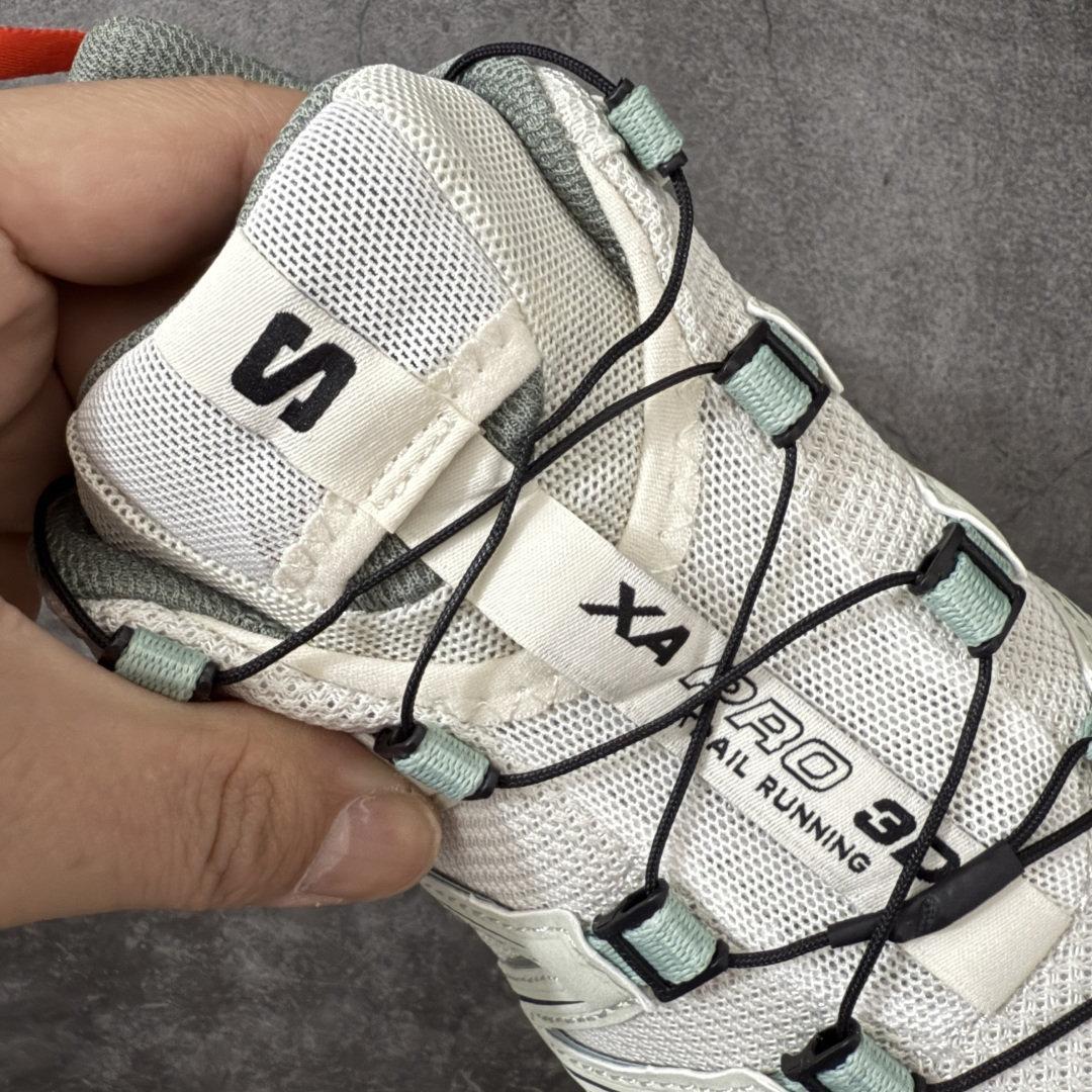 图片[6]-【绿x版】SALOMON XA Pro 3D ADV 萨洛蒙潮流越野机能户外功能鞋 浅绿红 492619新配色出货 纯原外贸平台特供订单 耗时半年巨作 全套原纸板楦头开发 原厂特供网布配套加持 确保原汁原味 完美呈现版型 原档数据独家私模五层组合大底 男女鞋同步官方开发至46.5 原装Ortholite轻量化鞋垫 中底布带钢印编号 原厂TPU锁扣 进口港宝加持 后跟自然饱满 还原公司包裹性 鞋面采用SENSIFT贴合技术 全方位贴合包裹脚型 鞋跟部鞋底牵引设计 提供强大的抓地性能 更适应野外崎岖不平的道路 其3D ADVANCED CHASSIS底盘 材料轻量大化 钉齿设计更具稳定性 防护性 鞋底易磨损区运用CONTAGRIP高耐磨材料 应对城市硬质路面长距离跑考验 尺码：36 36.5 37.5 38 38.5 39 40 40.5 41 42 42.5 43 44 44.5 45 46 46.5-选品中心