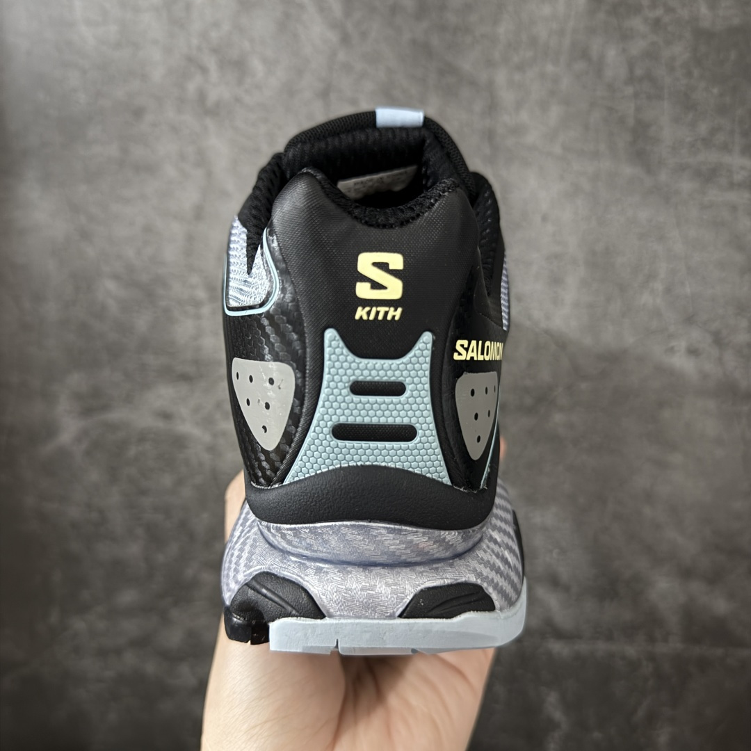 图片[4]-【纯原版】Salomon XT-4K Kith 萨洛蒙系列低帮城市越野机能透气休闲运动鞋 454508 鞋舌处附有迷你网眼袋收纳鞋绳以及下方的多色 Logo 标签 接着搭载奶油色 ACS 技术中底以及金色 TPU 塑料部件提升鞋款耐用性 中底与鞋面之间饰有海蓝色条状细节有效增添鞋款层次 最后应用黑色 Contragrip Chevron 外底完成鞋款设计 这次配色颇为高调 两款配色均以绚丽的渐变设计呈现 一款以粉紫渐变主打 另一款以黄绿渐变呈现 视觉效果相当吸睛 鞋面的使用玻璃纤维覆盖物加固 并通过细绳扣系带系统进行锁定 Salomon 的品牌logo 出现在脚后跟和前掌部位 中底虽然偏薄 但非常耐用 与模压塑料ACS 框架以及致密AC2 Muscle 鞋底单元结合 能够提供出色的支撑力和缓冲性 尺码：36 36.5 37.5 38 38.5 39 40 40.5 41 42 42.5 43 44 44.5 45-选品中心