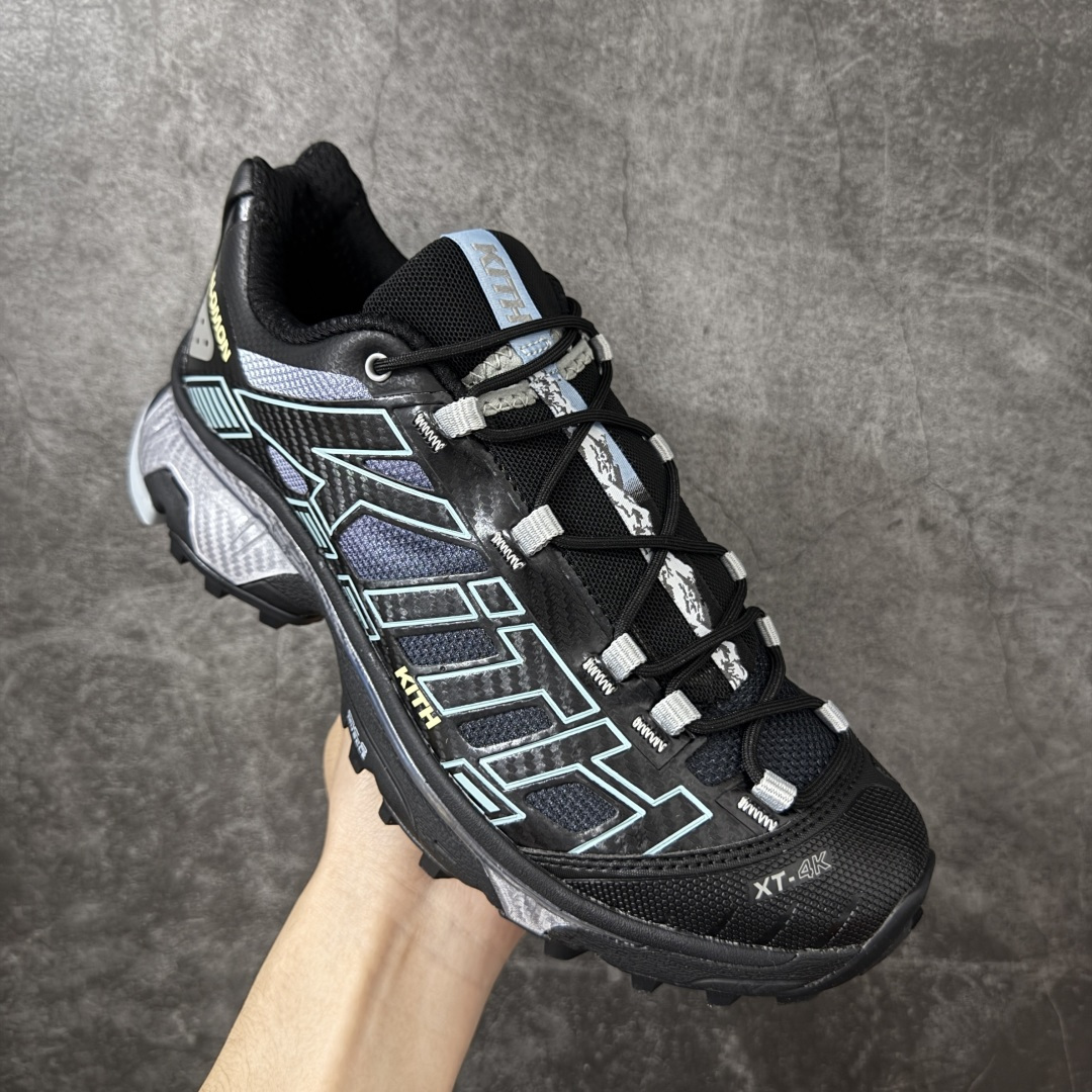 图片[3]-【纯原版】Salomon XT-4K Kith 萨洛蒙系列低帮城市越野机能透气休闲运动鞋 454508 鞋舌处附有迷你网眼袋收纳鞋绳以及下方的多色 Logo 标签 接着搭载奶油色 ACS 技术中底以及金色 TPU 塑料部件提升鞋款耐用性 中底与鞋面之间饰有海蓝色条状细节有效增添鞋款层次 最后应用黑色 Contragrip Chevron 外底完成鞋款设计 这次配色颇为高调 两款配色均以绚丽的渐变设计呈现 一款以粉紫渐变主打 另一款以黄绿渐变呈现 视觉效果相当吸睛 鞋面的使用玻璃纤维覆盖物加固 并通过细绳扣系带系统进行锁定 Salomon 的品牌logo 出现在脚后跟和前掌部位 中底虽然偏薄 但非常耐用 与模压塑料ACS 框架以及致密AC2 Muscle 鞋底单元结合 能够提供出色的支撑力和缓冲性 尺码：36 36.5 37.5 38 38.5 39 40 40.5 41 42 42.5 43 44 44.5 45-选品中心