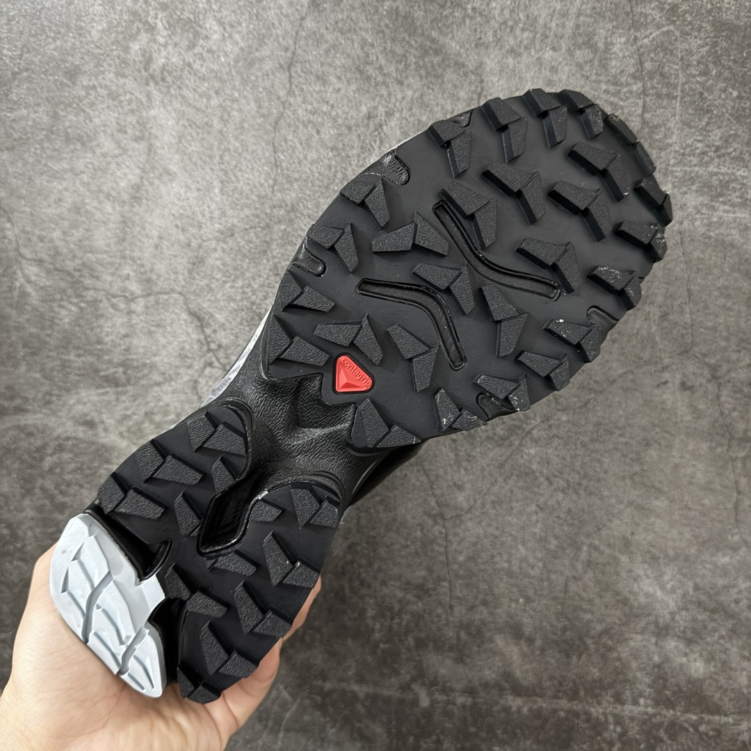 图片[9]-【纯原版】Salomon XT-4K Kith 萨洛蒙系列低帮城市越野机能透气休闲运动鞋 454508 鞋舌处附有迷你网眼袋收纳鞋绳以及下方的多色 Logo 标签 接着搭载奶油色 ACS 技术中底以及金色 TPU 塑料部件提升鞋款耐用性 中底与鞋面之间饰有海蓝色条状细节有效增添鞋款层次 最后应用黑色 Contragrip Chevron 外底完成鞋款设计 这次配色颇为高调 两款配色均以绚丽的渐变设计呈现 一款以粉紫渐变主打 另一款以黄绿渐变呈现 视觉效果相当吸睛 鞋面的使用玻璃纤维覆盖物加固 并通过细绳扣系带系统进行锁定 Salomon 的品牌logo 出现在脚后跟和前掌部位 中底虽然偏薄 但非常耐用 与模压塑料ACS 框架以及致密AC2 Muscle 鞋底单元结合 能够提供出色的支撑力和缓冲性 尺码：36 36.5 37.5 38 38.5 39 40 40.5 41 42 42.5 43 44 44.5 45-选品中心