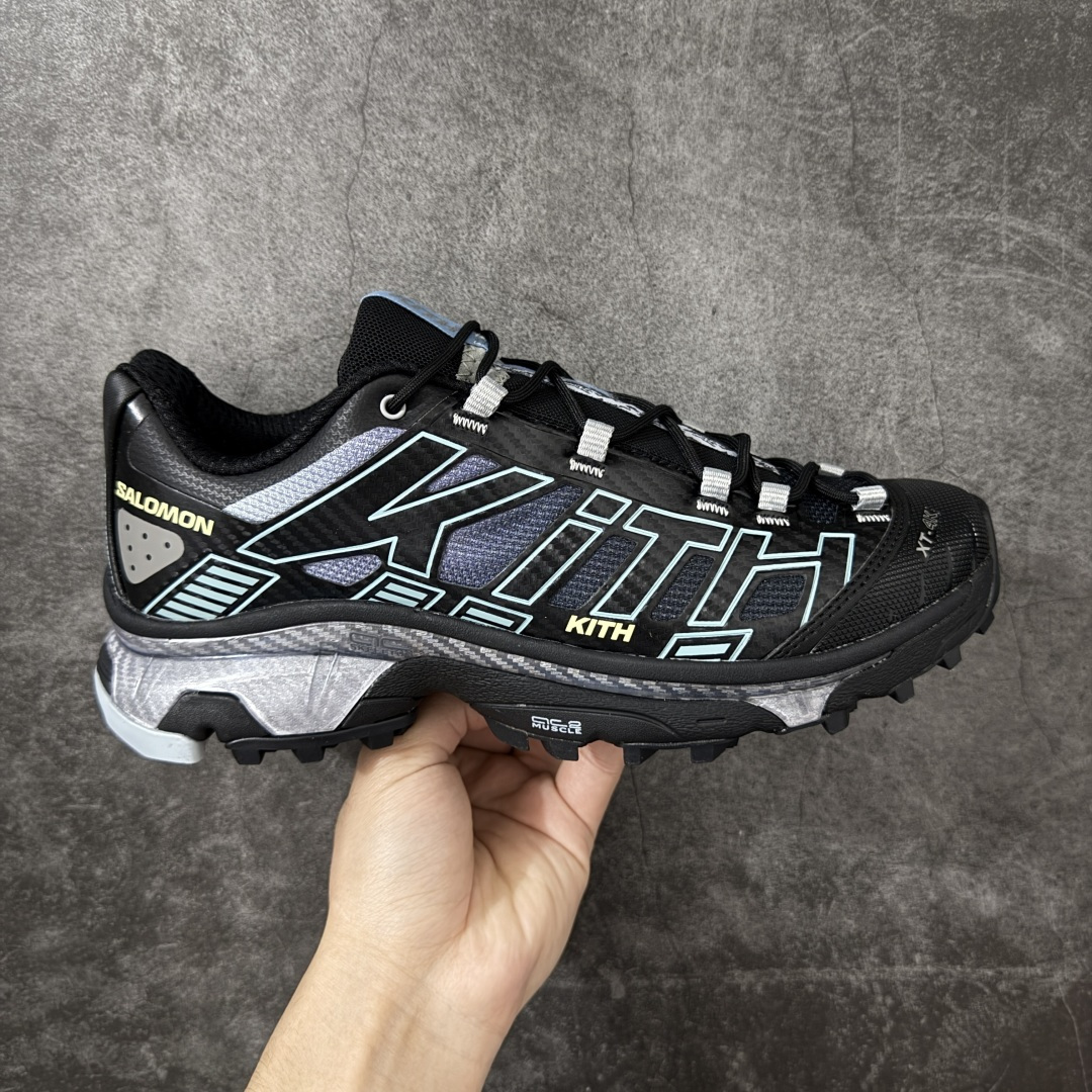 【纯原版】Salomon XT-4K Kith 萨洛蒙系列低帮城市越野机能透气休闲运动鞋 454508 鞋舌处附有迷你网眼袋收纳鞋绳以及下方的多色 Logo 标签 接着搭载奶油色 ACS 技术中底以及金色 TPU 塑料部件提升鞋款耐用性 中底与鞋面之间饰有海蓝色条状细节有效增添鞋款层次 最后应用黑色 Contragrip Chevron 外底完成鞋款设计 这次配色颇为高调 两款配色均以绚丽的渐变设计呈现 一款以粉紫渐变主打 另一款以黄绿渐变呈现 视觉效果相当吸睛 鞋面的使用玻璃纤维覆盖物加固 并通过细绳扣系带系统进行锁定 Salomon 的品牌logo 出现在脚后跟和前掌部位 中底虽然偏薄 但非常耐用 与模压塑料ACS 框架以及致密AC2 Muscle 鞋底单元结合 能够提供出色的支撑力和缓冲性 尺码：36 36.5 37.5 38 38.5 39 40 40.5 41 42 42.5 43 44 44.5 45-选品中心