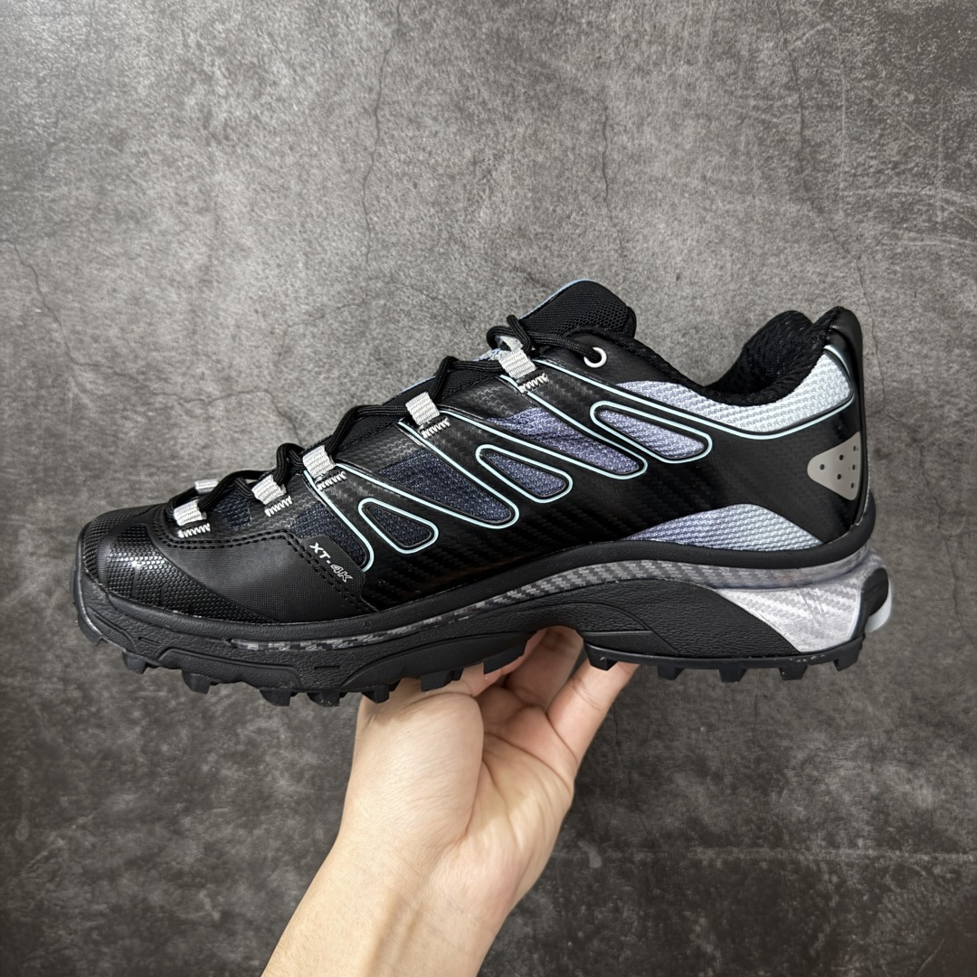 图片[2]-【纯原版】Salomon XT-4K Kith 萨洛蒙系列低帮城市越野机能透气休闲运动鞋 454508 鞋舌处附有迷你网眼袋收纳鞋绳以及下方的多色 Logo 标签 接着搭载奶油色 ACS 技术中底以及金色 TPU 塑料部件提升鞋款耐用性 中底与鞋面之间饰有海蓝色条状细节有效增添鞋款层次 最后应用黑色 Contragrip Chevron 外底完成鞋款设计 这次配色颇为高调 两款配色均以绚丽的渐变设计呈现 一款以粉紫渐变主打 另一款以黄绿渐变呈现 视觉效果相当吸睛 鞋面的使用玻璃纤维覆盖物加固 并通过细绳扣系带系统进行锁定 Salomon 的品牌logo 出现在脚后跟和前掌部位 中底虽然偏薄 但非常耐用 与模压塑料ACS 框架以及致密AC2 Muscle 鞋底单元结合 能够提供出色的支撑力和缓冲性 尺码：36 36.5 37.5 38 38.5 39 40 40.5 41 42 42.5 43 44 44.5 45-选品中心