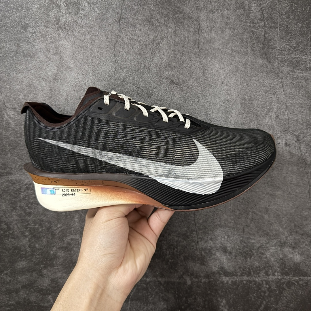【XE纯原版】Nike ZoomX Vaporfly NEXT%4 减震马拉松跑步鞋 IH4453-220 全掌真碳板 原楦原纸版数据开发  目前市场最强品质 原版购入开发 原版定制网纱鞋面 分体式组合大底 中间层夹心全掌抗扭碳板 下层一次ReactX泡棉 区别市场一体底 超高质检清洁度 一切材质配件均与原版一致 原楦原纸板开发 匹配原版98%以上 完美弧度版型 原厂鞋标 立体反光鞋盒标 高端玩家必推版本 高价零售必推版本 欢迎对比市面任意版本‼️ 这双鞋简直是时尚与科技的完美融合，质感爆棚，搭配超亮眼的银色大勾子，瞬间成为街头焦点。不仅颜值在线，缓震性能更是一绝 不管是日常出街还是慢跑锻炼，都能给双脚极致舒适体验。  码数超全，36- 46 码任你选！别犹豫啦，穿上它，轻松走出潮流范，开启你的时尚运动新旅程 码段：36-46-选品中心