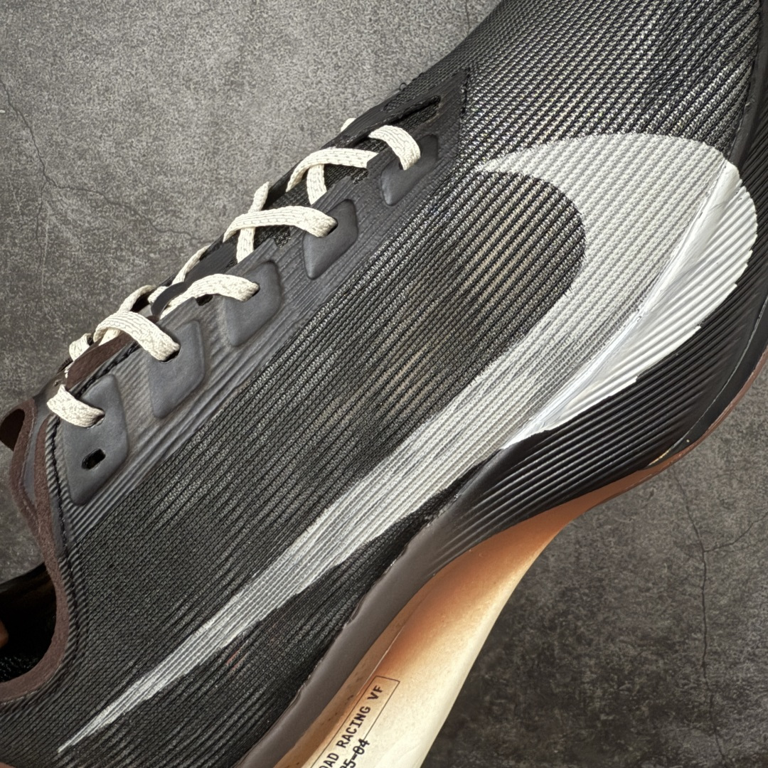 图片[4]-【XE纯原版】Nike ZoomX Vaporfly NEXT%4 减震马拉松跑步鞋 IH4453-220 全掌真碳板 原楦原纸版数据开发  目前市场最强品质 原版购入开发 原版定制网纱鞋面 分体式组合大底 中间层夹心全掌抗扭碳板 下层一次ReactX泡棉 区别市场一体底 超高质检清洁度 一切材质配件均与原版一致 原楦原纸板开发 匹配原版98%以上 完美弧度版型 原厂鞋标 立体反光鞋盒标 高端玩家必推版本 高价零售必推版本 欢迎对比市面任意版本‼️ 这双鞋简直是时尚与科技的完美融合，质感爆棚，搭配超亮眼的银色大勾子，瞬间成为街头焦点。不仅颜值在线，缓震性能更是一绝 不管是日常出街还是慢跑锻炼，都能给双脚极致舒适体验。  码数超全，36- 46 码任你选！别犹豫啦，穿上它，轻松走出潮流范，开启你的时尚运动新旅程 码段：36-46-选品中心