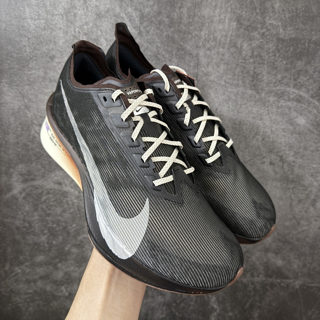 【XE纯原版】Nike ZoomX Vaporfly NEXT%4 减震马拉松跑步鞋 IH4453-220 全掌真碳板 原楦原纸版数据开发  目前市场最强品质 原版购入开发 原版定制网纱鞋面 分体式组合大底 中间层夹心全掌抗扭碳板 下层一次ReactX泡棉 区别市场一体底 超高质检清洁度 一切材质配件均与原版一致 原楦原纸板开发 匹配原版98%以上 完美弧度版型 原厂鞋标 立体反光鞋盒标 高端玩家必推版本 高价零售必推版本 欢迎对比市面任意版本‼️ 这双鞋简直是时尚与科技的完美融合，质感爆棚，搭配超亮眼的银色大勾子，瞬间成为街头焦点。不仅颜值在线，缓震性能更是一绝 不管是日常出街还是慢跑锻炼，都能给双脚极致舒适体验。  码数超全，36- 46 码任你选！别犹豫啦，穿上它，轻松走出潮流范，开启你的时尚运动新旅程 码段：36-46-选品中心