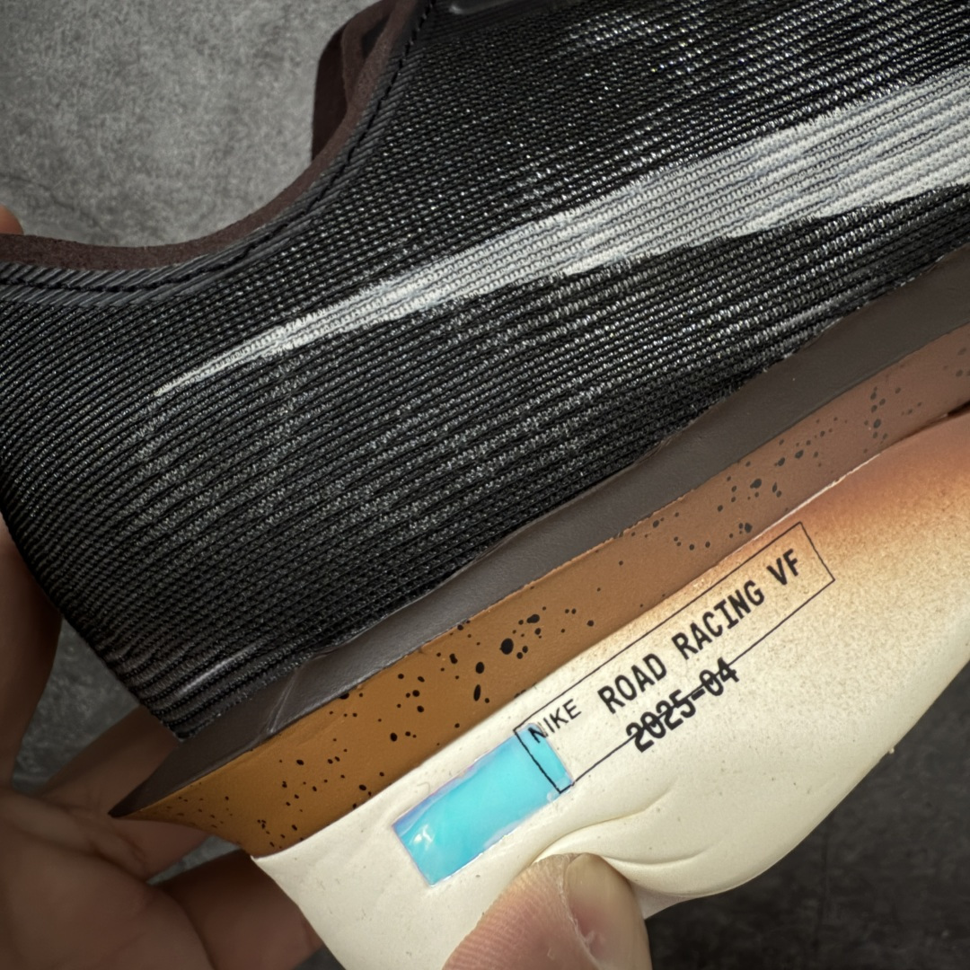 图片[3]-【XE纯原版】Nike ZoomX Vaporfly NEXT%4 减震马拉松跑步鞋 IH4453-220 全掌真碳板 原楦原纸版数据开发  目前市场最强品质 原版购入开发 原版定制网纱鞋面 分体式组合大底 中间层夹心全掌抗扭碳板 下层一次ReactX泡棉 区别市场一体底 超高质检清洁度 一切材质配件均与原版一致 原楦原纸板开发 匹配原版98%以上 完美弧度版型 原厂鞋标 立体反光鞋盒标 高端玩家必推版本 高价零售必推版本 欢迎对比市面任意版本‼️ 这双鞋简直是时尚与科技的完美融合，质感爆棚，搭配超亮眼的银色大勾子，瞬间成为街头焦点。不仅颜值在线，缓震性能更是一绝 不管是日常出街还是慢跑锻炼，都能给双脚极致舒适体验。  码数超全，36- 46 码任你选！别犹豫啦，穿上它，轻松走出潮流范，开启你的时尚运动新旅程 码段：36-46-选品中心