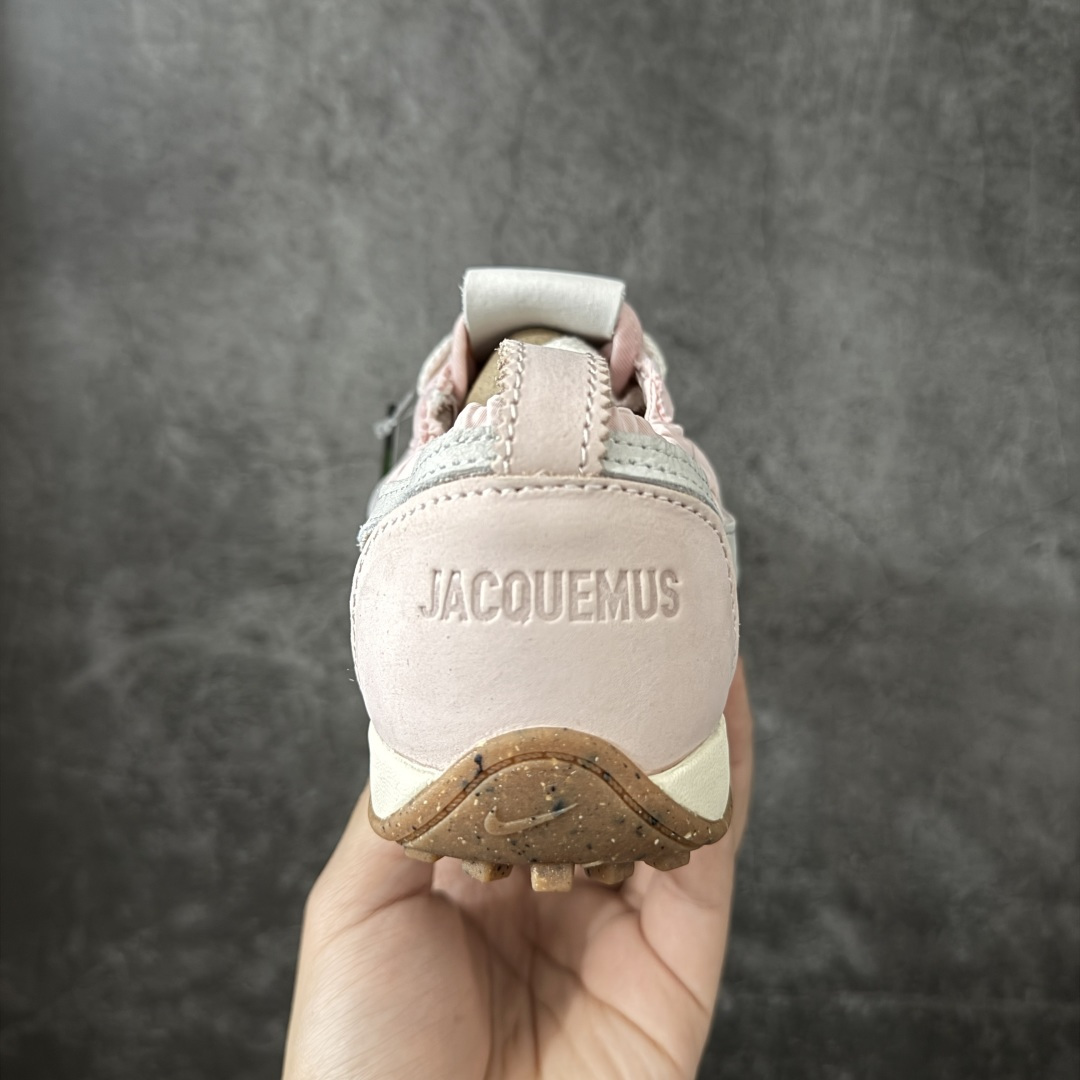 图片[4]-【纯原版】Jacquemus x Nike Jacumoon 舒适 低帮生活休闲鞋 粉白色 货号：HV8547-601 全新品质 细节升级 头层皮料 私模大底 配件齐全 目前市场最优品质 Nike和Jacquemus再度联手 鞋型高度还原了元年版的复古轮廓 细节点上在终于原味的基础上于鞋口处加入了松紧带设计 提升了穿脱的便捷性与贴合度 鞋身两侧是宽大的复古 Swoosh，而鞋舌上则点缀着专属的JACQUEMUS 标记，彰显联名 尺码：35-47.5全码出货-选品中心