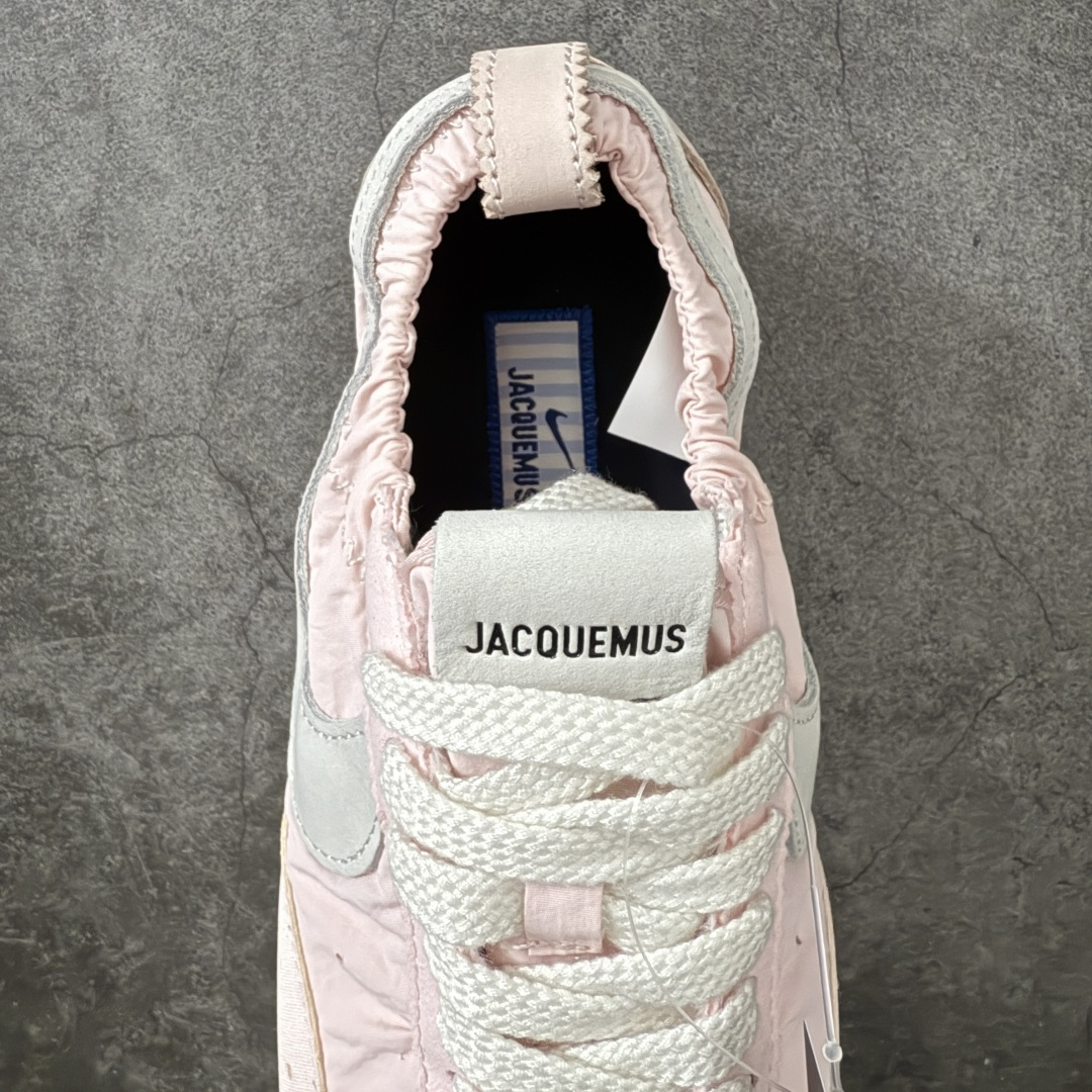 图片[8]-【纯原版】Jacquemus x Nike Jacumoon 舒适 低帮生活休闲鞋 粉白色 货号：HV8547-601 全新品质 细节升级 头层皮料 私模大底 配件齐全 目前市场最优品质 Nike和Jacquemus再度联手 鞋型高度还原了元年版的复古轮廓 细节点上在终于原味的基础上于鞋口处加入了松紧带设计 提升了穿脱的便捷性与贴合度 鞋身两侧是宽大的复古 Swoosh，而鞋舌上则点缀着专属的JACQUEMUS 标记，彰显联名 尺码：35-47.5全码出货-选品中心