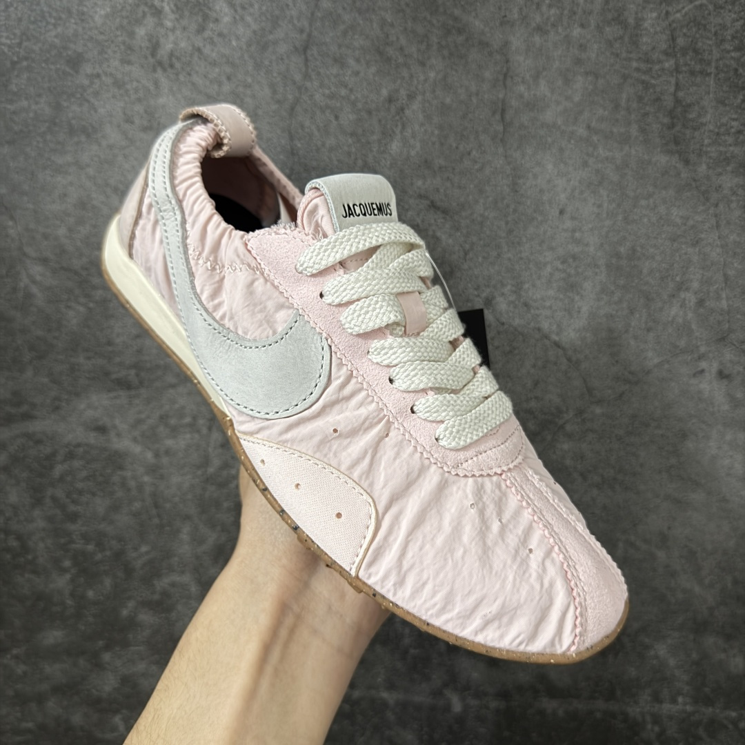 图片[3]-【纯原版】Jacquemus x Nike Jacumoon 舒适 低帮生活休闲鞋 粉白色 货号：HV8547-601 全新品质 细节升级 头层皮料 私模大底 配件齐全 目前市场最优品质 Nike和Jacquemus再度联手 鞋型高度还原了元年版的复古轮廓 细节点上在终于原味的基础上于鞋口处加入了松紧带设计 提升了穿脱的便捷性与贴合度 鞋身两侧是宽大的复古 Swoosh，而鞋舌上则点缀着专属的JACQUEMUS 标记，彰显联名 尺码：35-47.5全码出货-选品中心