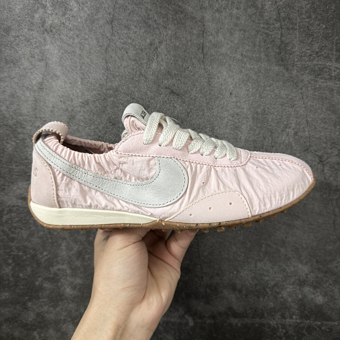 【纯原版】Jacquemus x Nike Jacumoon 舒适 低帮生活休闲鞋 粉白色 货号：HV8547-601 全新品质 细节升级 头层皮料 私模大底 配件齐全 目前市场最优品质 Nike和Jacquemus再度联手 鞋型高度还原了元年版的复古轮廓 细节点上在终于原味的基础上于鞋口处加入了松紧带设计 提升了穿脱的便捷性与贴合度 鞋身两侧是宽大的复古 Swoosh，而鞋舌上则点缀着专属的JACQUEMUS 标记，彰显联名 尺码：35-47.5全码出货-选品中心