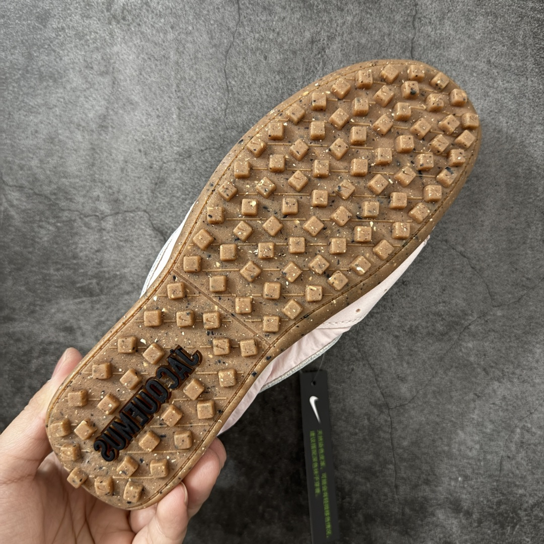图片[9]-【纯原版】Jacquemus x Nike Jacumoon 舒适 低帮生活休闲鞋 粉白色 货号：HV8547-601 全新品质 细节升级 头层皮料 私模大底 配件齐全 目前市场最优品质 Nike和Jacquemus再度联手 鞋型高度还原了元年版的复古轮廓 细节点上在终于原味的基础上于鞋口处加入了松紧带设计 提升了穿脱的便捷性与贴合度 鞋身两侧是宽大的复古 Swoosh，而鞋舌上则点缀着专属的JACQUEMUS 标记，彰显联名 尺码：35-47.5全码出货-选品中心