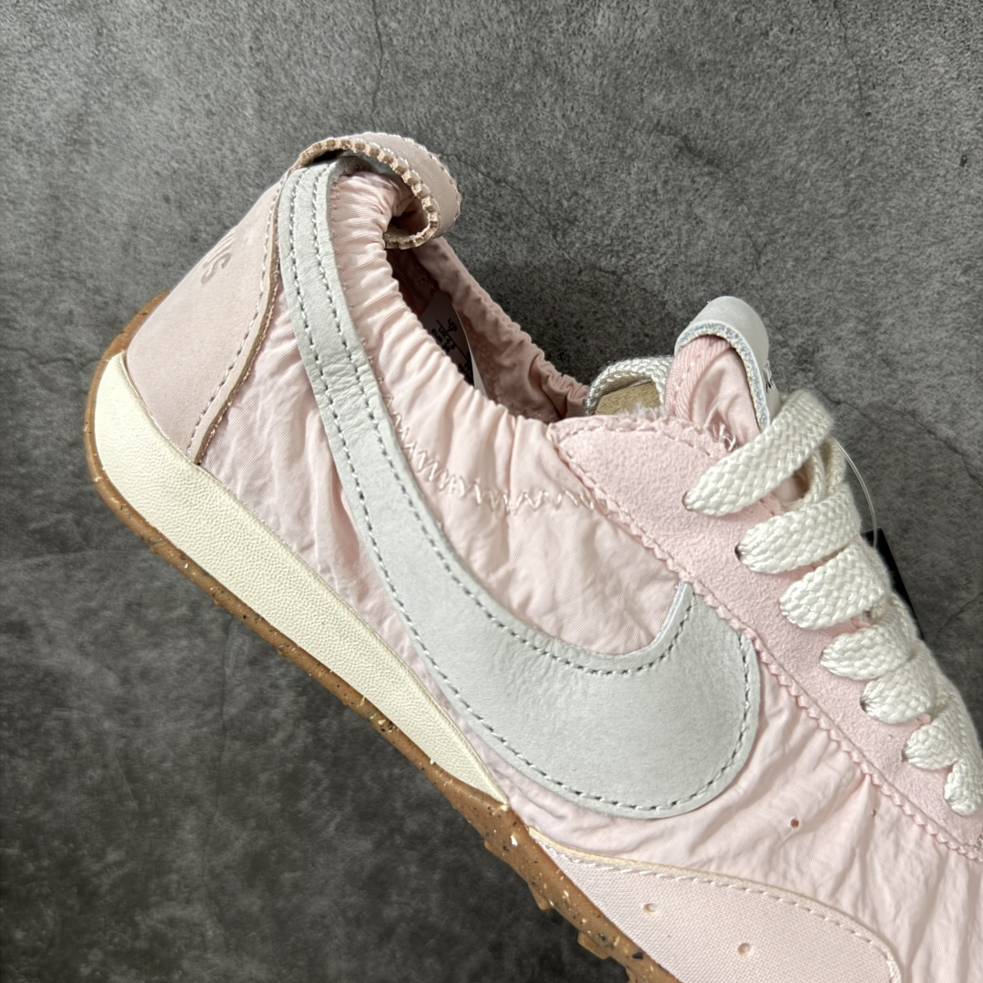 图片[7]-【纯原版】Jacquemus x Nike Jacumoon 舒适 低帮生活休闲鞋 粉白色 货号：HV8547-601 全新品质 细节升级 头层皮料 私模大底 配件齐全 目前市场最优品质 Nike和Jacquemus再度联手 鞋型高度还原了元年版的复古轮廓 细节点上在终于原味的基础上于鞋口处加入了松紧带设计 提升了穿脱的便捷性与贴合度 鞋身两侧是宽大的复古 Swoosh，而鞋舌上则点缀着专属的JACQUEMUS 标记，彰显联名 尺码：35-47.5全码出货-选品中心