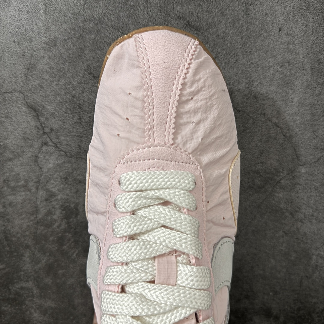 图片[5]-【纯原版】Jacquemus x Nike Jacumoon 舒适 低帮生活休闲鞋 粉白色 货号：HV8547-601 全新品质 细节升级 头层皮料 私模大底 配件齐全 目前市场最优品质 Nike和Jacquemus再度联手 鞋型高度还原了元年版的复古轮廓 细节点上在终于原味的基础上于鞋口处加入了松紧带设计 提升了穿脱的便捷性与贴合度 鞋身两侧是宽大的复古 Swoosh，而鞋舌上则点缀着专属的JACQUEMUS 标记，彰显联名 尺码：35-47.5全码出货-选品中心