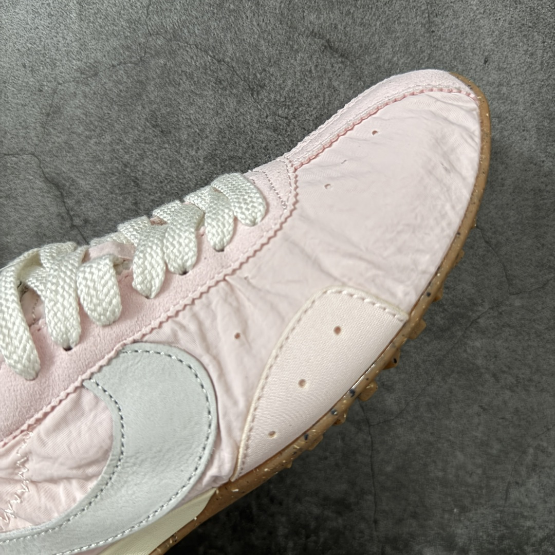 图片[6]-【纯原版】Jacquemus x Nike Jacumoon 舒适 低帮生活休闲鞋 粉白色 货号：HV8547-601 全新品质 细节升级 头层皮料 私模大底 配件齐全 目前市场最优品质 Nike和Jacquemus再度联手 鞋型高度还原了元年版的复古轮廓 细节点上在终于原味的基础上于鞋口处加入了松紧带设计 提升了穿脱的便捷性与贴合度 鞋身两侧是宽大的复古 Swoosh，而鞋舌上则点缀着专属的JACQUEMUS 标记，彰显联名 尺码：35-47.5全码出货-选品中心