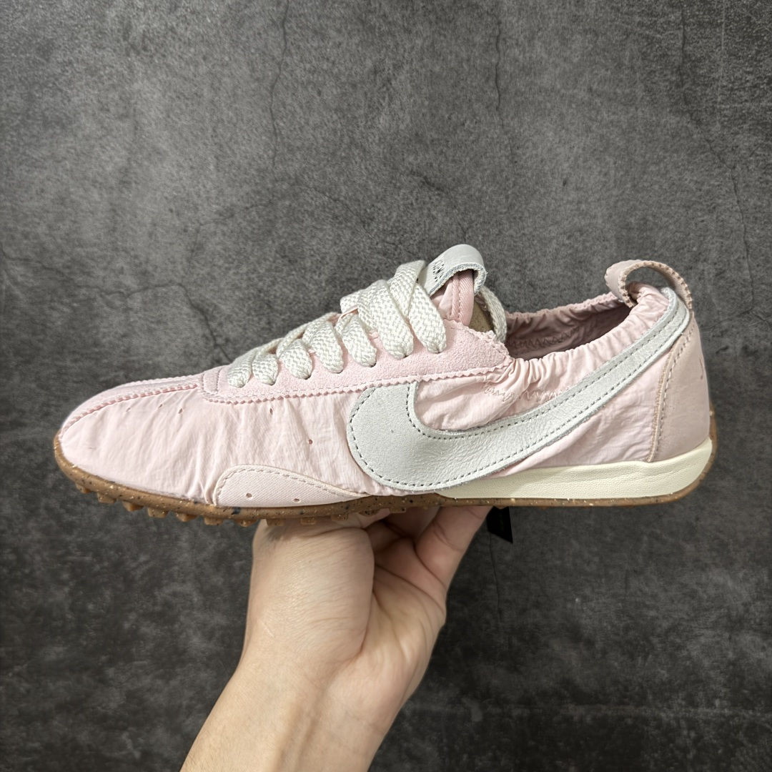图片[2]-【纯原版】Jacquemus x Nike Jacumoon 舒适 低帮生活休闲鞋 粉白色 货号：HV8547-601 全新品质 细节升级 头层皮料 私模大底 配件齐全 目前市场最优品质 Nike和Jacquemus再度联手 鞋型高度还原了元年版的复古轮廓 细节点上在终于原味的基础上于鞋口处加入了松紧带设计 提升了穿脱的便捷性与贴合度 鞋身两侧是宽大的复古 Swoosh，而鞋舌上则点缀着专属的JACQUEMUS 标记，彰显联名 尺码：35-47.5全码出货-选品中心