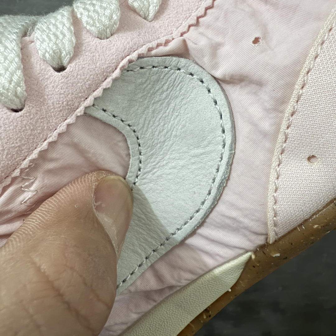 图片[4]-【纯原版】Jacquemus x Nike Jacumoon 舒适 低帮生活休闲鞋 粉白色 货号：HV8547-601 全新品质 细节升级 头层皮料 私模大底 配件齐全 目前市场最优品质 Nike和Jacquemus再度联手 鞋型高度还原了元年版的复古轮廓 细节点上在终于原味的基础上于鞋口处加入了松紧带设计 提升了穿脱的便捷性与贴合度 鞋身两侧是宽大的复古 Swoosh，而鞋舌上则点缀着专属的JACQUEMUS 标记，彰显联名 尺码：35-47.5全码出货-选品中心