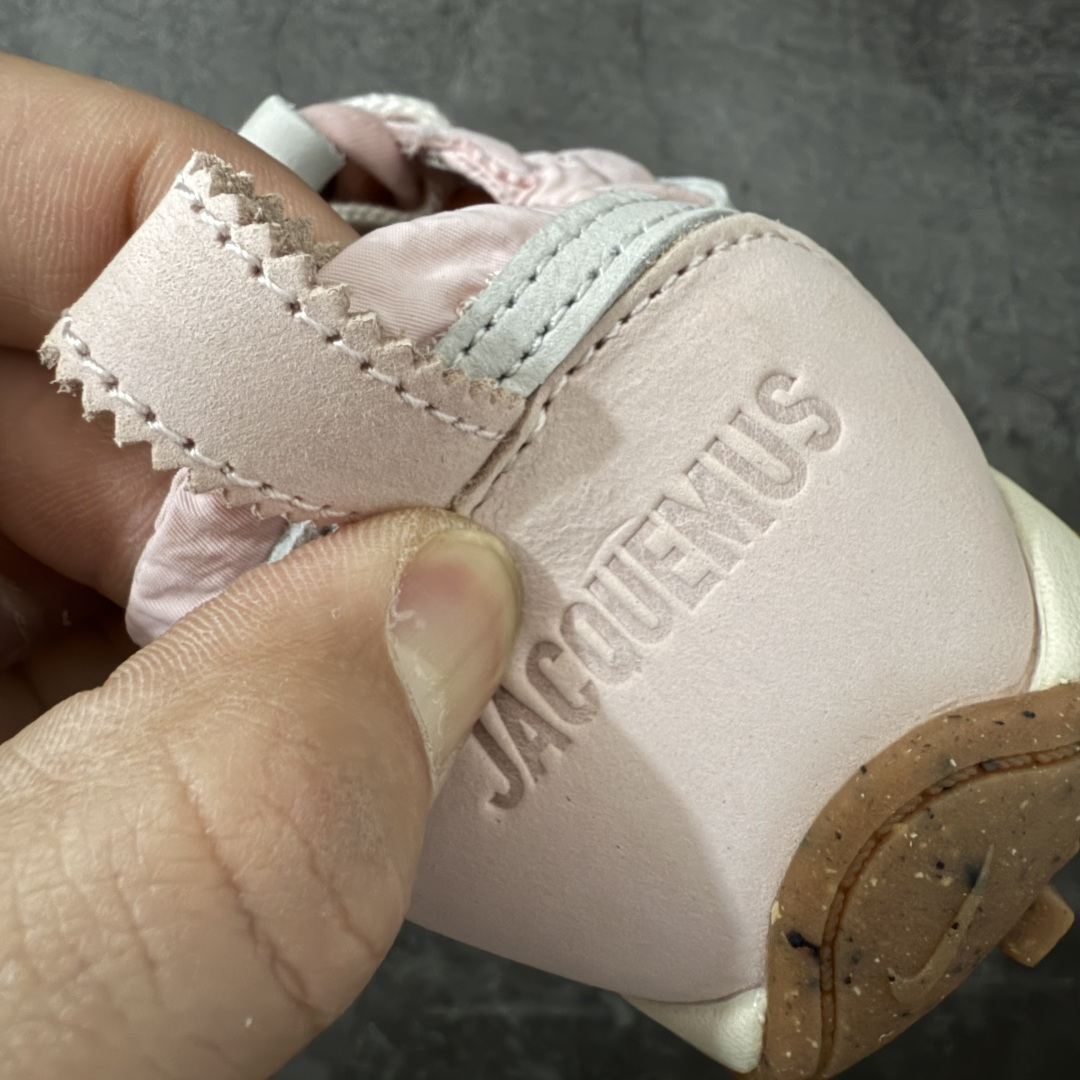 图片[2]-【纯原版】Jacquemus x Nike Jacumoon 舒适 低帮生活休闲鞋 粉白色 货号：HV8547-601 全新品质 细节升级 头层皮料 私模大底 配件齐全 目前市场最优品质 Nike和Jacquemus再度联手 鞋型高度还原了元年版的复古轮廓 细节点上在终于原味的基础上于鞋口处加入了松紧带设计 提升了穿脱的便捷性与贴合度 鞋身两侧是宽大的复古 Swoosh，而鞋舌上则点缀着专属的JACQUEMUS 标记，彰显联名 尺码：35-47.5全码出货-选品中心