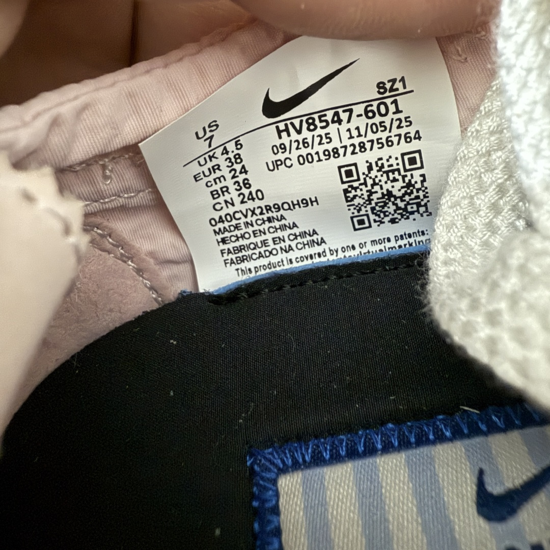图片[8]-【纯原版】Jacquemus x Nike Jacumoon 舒适 低帮生活休闲鞋 粉白色 货号：HV8547-601 全新品质 细节升级 头层皮料 私模大底 配件齐全 目前市场最优品质 Nike和Jacquemus再度联手 鞋型高度还原了元年版的复古轮廓 细节点上在终于原味的基础上于鞋口处加入了松紧带设计 提升了穿脱的便捷性与贴合度 鞋身两侧是宽大的复古 Swoosh，而鞋舌上则点缀着专属的JACQUEMUS 标记，彰显联名 尺码：35-47.5全码出货-选品中心