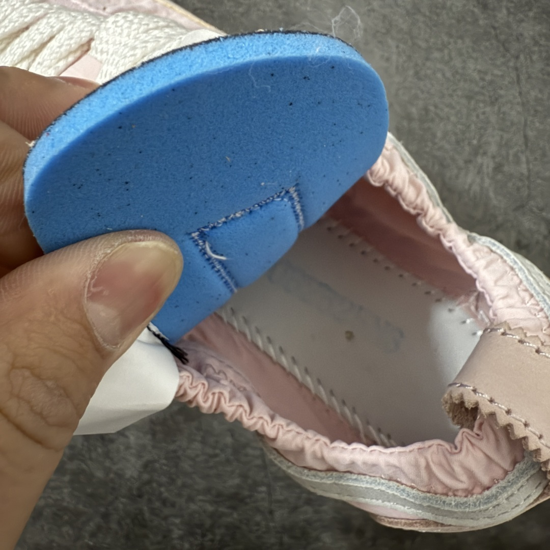 图片[10]-【纯原版】Jacquemus x Nike Jacumoon 舒适 低帮生活休闲鞋 粉白色 货号：HV8547-601 全新品质 细节升级 头层皮料 私模大底 配件齐全 目前市场最优品质 Nike和Jacquemus再度联手 鞋型高度还原了元年版的复古轮廓 细节点上在终于原味的基础上于鞋口处加入了松紧带设计 提升了穿脱的便捷性与贴合度 鞋身两侧是宽大的复古 Swoosh，而鞋舌上则点缀着专属的JACQUEMUS 标记，彰显联名 尺码：35-47.5全码出货-选品中心