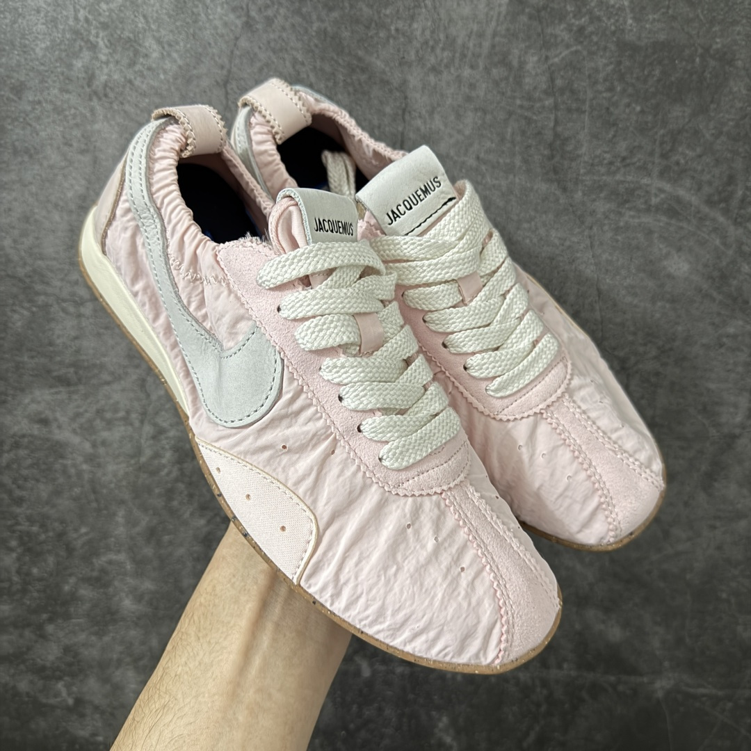 【纯原版】Jacquemus x Nike Jacumoon 舒适 低帮生活休闲鞋 粉白色 货号：HV8547-601 全新品质 细节升级 头层皮料 私模大底 配件齐全 目前市场最优品质 Nike和Jacquemus再度联手 鞋型高度还原了元年版的复古轮廓 细节点上在终于原味的基础上于鞋口处加入了松紧带设计 提升了穿脱的便捷性与贴合度 鞋身两侧是宽大的复古 Swoosh，而鞋舌上则点缀着专属的JACQUEMUS 标记，彰显联名 尺码：35-47.5全码出货-选品中心