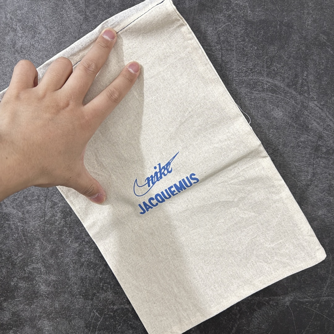 图片[13]-【纯原版】Jacquemus x Nike Jacumoon 舒适 低帮生活休闲鞋 粉白色 货号：HV8547-601 全新品质 细节升级 头层皮料 私模大底 配件齐全 目前市场最优品质 Nike和Jacquemus再度联手 鞋型高度还原了元年版的复古轮廓 细节点上在终于原味的基础上于鞋口处加入了松紧带设计 提升了穿脱的便捷性与贴合度 鞋身两侧是宽大的复古 Swoosh，而鞋舌上则点缀着专属的JACQUEMUS 标记，彰显联名 尺码：35-47.5全码出货-选品中心