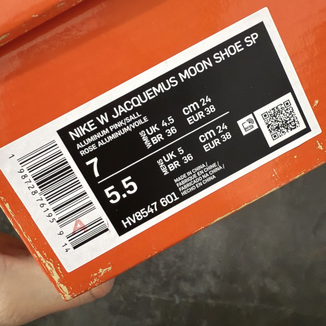图片[14]-【纯原版】Jacquemus x Nike Jacumoon 舒适 低帮生活休闲鞋 粉白色 货号：HV8547-601 全新品质 细节升级 头层皮料 私模大底 配件齐全 目前市场最优品质 Nike和Jacquemus再度联手 鞋型高度还原了元年版的复古轮廓 细节点上在终于原味的基础上于鞋口处加入了松紧带设计 提升了穿脱的便捷性与贴合度 鞋身两侧是宽大的复古 Swoosh，而鞋舌上则点缀着专属的JACQUEMUS 标记，彰显联名 尺码：35-47.5全码出货-选品中心