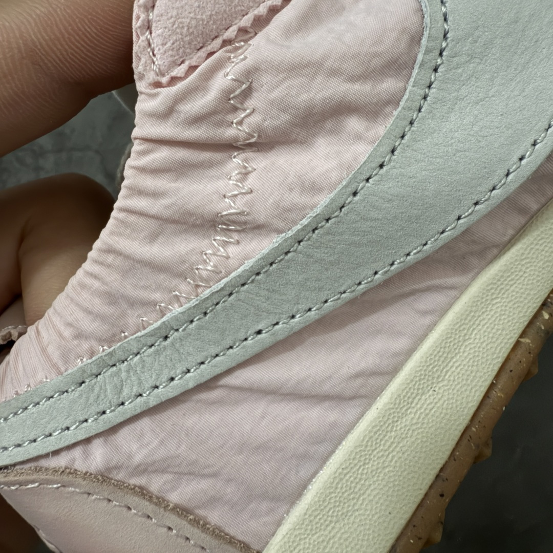 图片[3]-【纯原版】Jacquemus x Nike Jacumoon 舒适 低帮生活休闲鞋 粉白色 货号：HV8547-601 全新品质 细节升级 头层皮料 私模大底 配件齐全 目前市场最优品质 Nike和Jacquemus再度联手 鞋型高度还原了元年版的复古轮廓 细节点上在终于原味的基础上于鞋口处加入了松紧带设计 提升了穿脱的便捷性与贴合度 鞋身两侧是宽大的复古 Swoosh，而鞋舌上则点缀着专属的JACQUEMUS 标记，彰显联名 尺码：35-47.5全码出货-选品中心