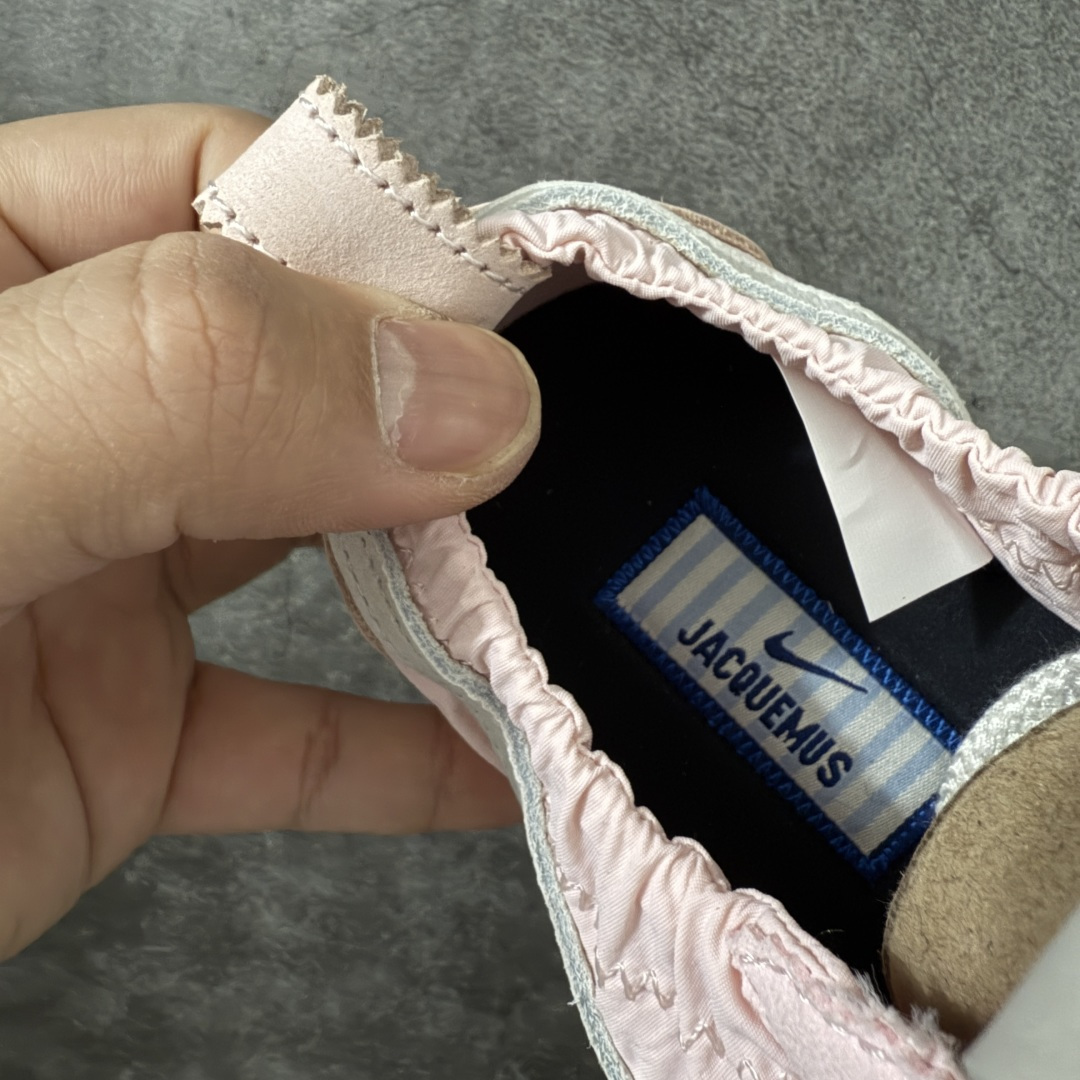 图片[9]-【纯原版】Jacquemus x Nike Jacumoon 舒适 低帮生活休闲鞋 粉白色 货号：HV8547-601 全新品质 细节升级 头层皮料 私模大底 配件齐全 目前市场最优品质 Nike和Jacquemus再度联手 鞋型高度还原了元年版的复古轮廓 细节点上在终于原味的基础上于鞋口处加入了松紧带设计 提升了穿脱的便捷性与贴合度 鞋身两侧是宽大的复古 Swoosh，而鞋舌上则点缀着专属的JACQUEMUS 标记，彰显联名 尺码：35-47.5全码出货-选品中心