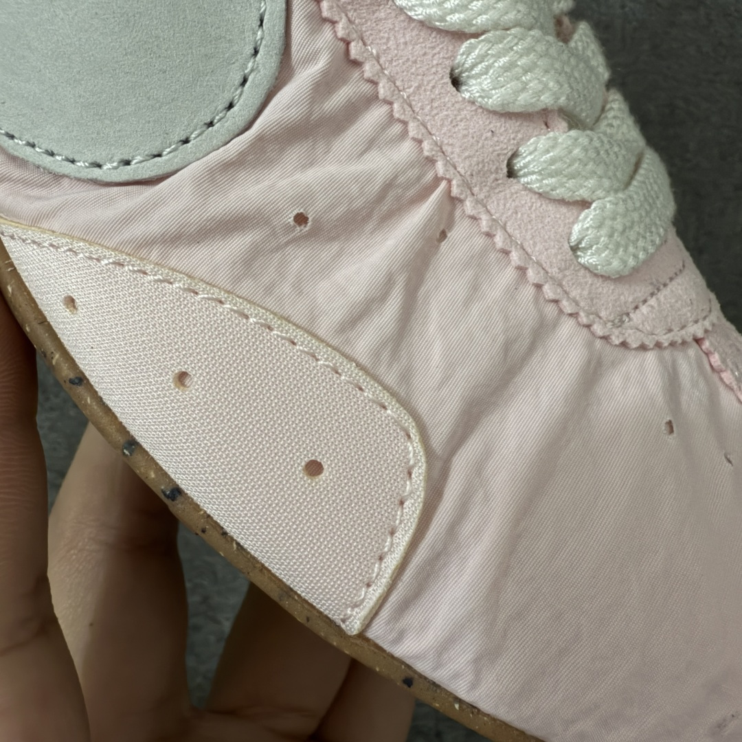图片[5]-【纯原版】Jacquemus x Nike Jacumoon 舒适 低帮生活休闲鞋 粉白色 货号：HV8547-601 全新品质 细节升级 头层皮料 私模大底 配件齐全 目前市场最优品质 Nike和Jacquemus再度联手 鞋型高度还原了元年版的复古轮廓 细节点上在终于原味的基础上于鞋口处加入了松紧带设计 提升了穿脱的便捷性与贴合度 鞋身两侧是宽大的复古 Swoosh，而鞋舌上则点缀着专属的JACQUEMUS 标记，彰显联名 尺码：35-47.5全码出货-选品中心