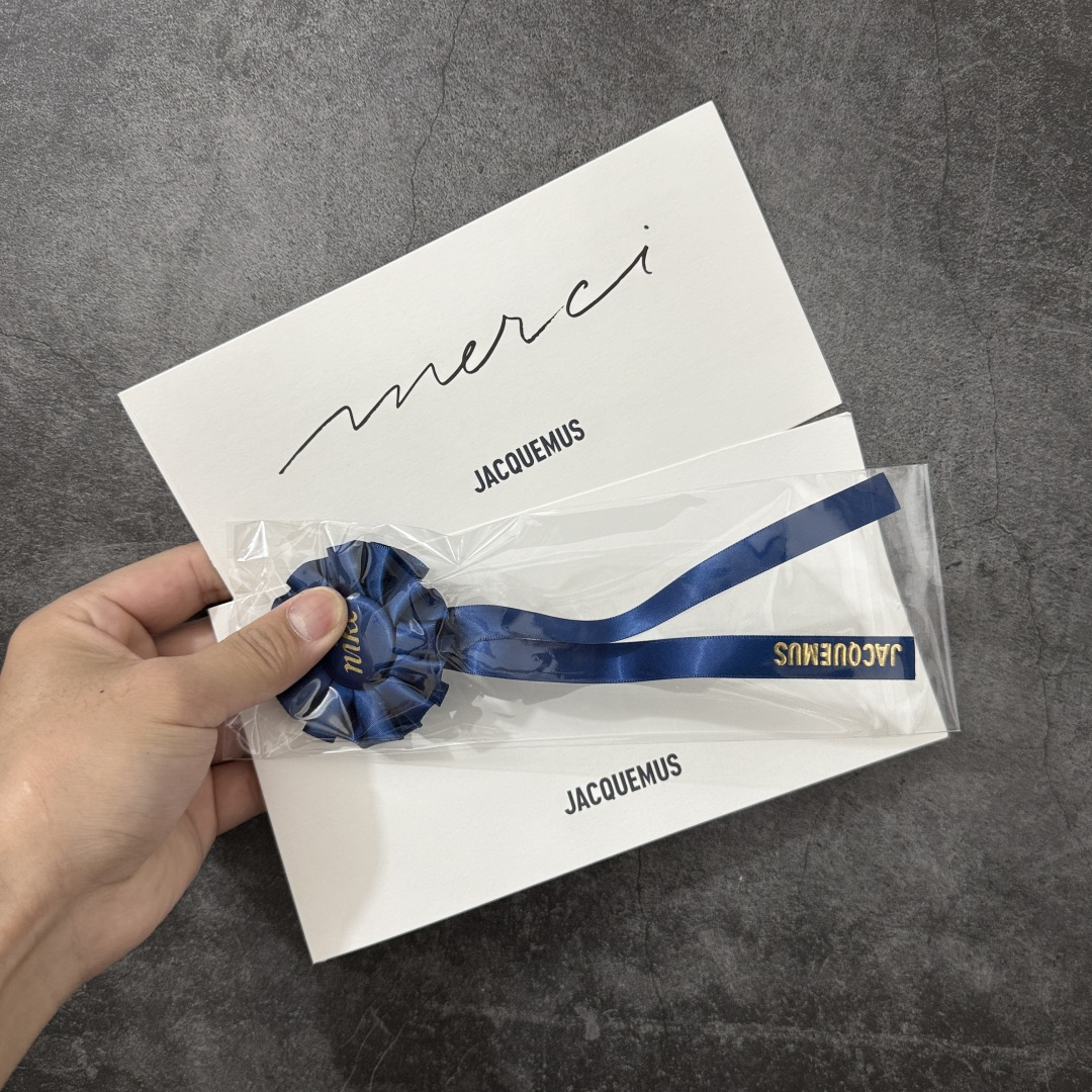 图片[11]-【纯原版】Jacquemus x Nike Jacumoon 舒适 低帮生活休闲鞋 粉白色 货号：HV8547-601 全新品质 细节升级 头层皮料 私模大底 配件齐全 目前市场最优品质 Nike和Jacquemus再度联手 鞋型高度还原了元年版的复古轮廓 细节点上在终于原味的基础上于鞋口处加入了松紧带设计 提升了穿脱的便捷性与贴合度 鞋身两侧是宽大的复古 Swoosh，而鞋舌上则点缀着专属的JACQUEMUS 标记，彰显联名 尺码：35-47.5全码出货-选品中心