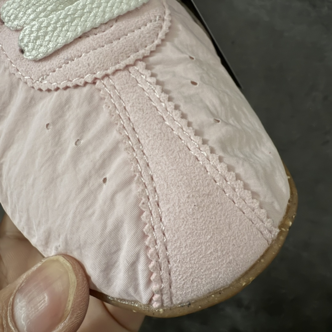 图片[6]-【纯原版】Jacquemus x Nike Jacumoon 舒适 低帮生活休闲鞋 粉白色 货号：HV8547-601 全新品质 细节升级 头层皮料 私模大底 配件齐全 目前市场最优品质 Nike和Jacquemus再度联手 鞋型高度还原了元年版的复古轮廓 细节点上在终于原味的基础上于鞋口处加入了松紧带设计 提升了穿脱的便捷性与贴合度 鞋身两侧是宽大的复古 Swoosh，而鞋舌上则点缀着专属的JACQUEMUS 标记，彰显联名 尺码：35-47.5全码出货-选品中心