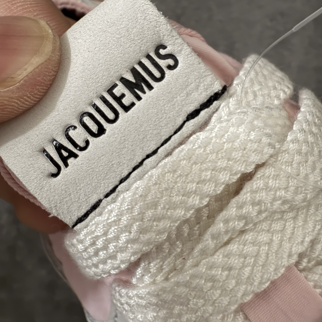 图片[7]-【纯原版】Jacquemus x Nike Jacumoon 舒适 低帮生活休闲鞋 粉白色 货号：HV8547-601 全新品质 细节升级 头层皮料 私模大底 配件齐全 目前市场最优品质 Nike和Jacquemus再度联手 鞋型高度还原了元年版的复古轮廓 细节点上在终于原味的基础上于鞋口处加入了松紧带设计 提升了穿脱的便捷性与贴合度 鞋身两侧是宽大的复古 Swoosh，而鞋舌上则点缀着专属的JACQUEMUS 标记，彰显联名 尺码：35-47.5全码出货-选品中心