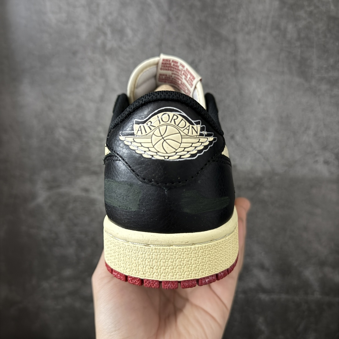 图片[4]-【纯原F版】Nigel Sylvester x Air Jordan 1 Low OG Nitro \”Better With Time\” 低帮 黑白红 AJ1低邦 白黑红 尿渍2.0 男女同款 乔丹篮球鞋系列 国内一线头部知名大厂出品 高端外贸零售专供品质 原鞋原楦头纸板开发 原厂防尘纸 极致一眼正品既视感 以\”Better With Time\”（随时间而愈佳）为核心概念，通过刻意做旧工艺模拟BMX 运动自然磨损，黑色粒面皮革搭配人工刮痕、擦色，模仿长期骑行后的斑驳感，最特别的是刻意但不夸张的做旧处理；米白色的Swoosh Logo标志为整体增添了几分复古美感，而鞋垫与鞋舌上的\”Bike Air\”标志以及鞋身内衬的\”JJordan Biking Co. EST. 2017\”字样，则彰显了其联名身份；后跟Wings Logo则以米黄色压印呈现，鞋头外侧添加金属金色Mini Swoosh Logos，兼具辨识度与反光实用性；最后以氧化泛黄中底搭配红色橡胶外底完善整体设计收尾。 货号：IB8958-001 尺码：36-47.5带半码-选品中心