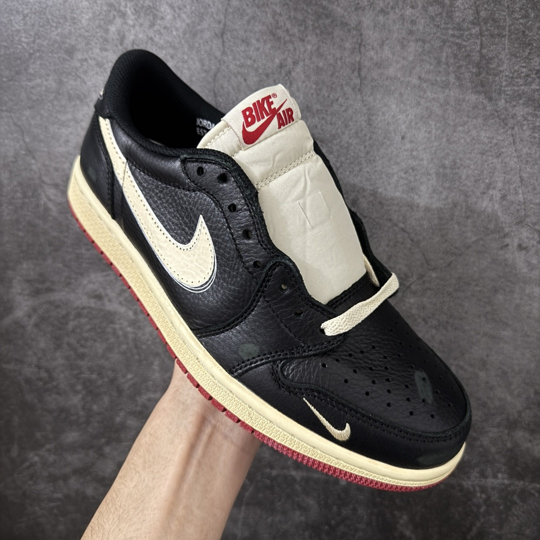 图片[3]-【纯原F版】Nigel Sylvester x Air Jordan 1 Low OG Nitro \”Better With Time\” 低帮 黑白红 AJ1低邦 白黑红 尿渍2.0 男女同款 乔丹篮球鞋系列 国内一线头部知名大厂出品 高端外贸零售专供品质 原鞋原楦头纸板开发 原厂防尘纸 极致一眼正品既视感 以\”Better With Time\”（随时间而愈佳）为核心概念，通过刻意做旧工艺模拟BMX 运动自然磨损，黑色粒面皮革搭配人工刮痕、擦色，模仿长期骑行后的斑驳感，最特别的是刻意但不夸张的做旧处理；米白色的Swoosh Logo标志为整体增添了几分复古美感，而鞋垫与鞋舌上的\”Bike Air\”标志以及鞋身内衬的\”JJordan Biking Co. EST. 2017\”字样，则彰显了其联名身份；后跟Wings Logo则以米黄色压印呈现，鞋头外侧添加金属金色Mini Swoosh Logos，兼具辨识度与反光实用性；最后以氧化泛黄中底搭配红色橡胶外底完善整体设计收尾。 货号：IB8958-001 尺码：36-47.5带半码-选品中心