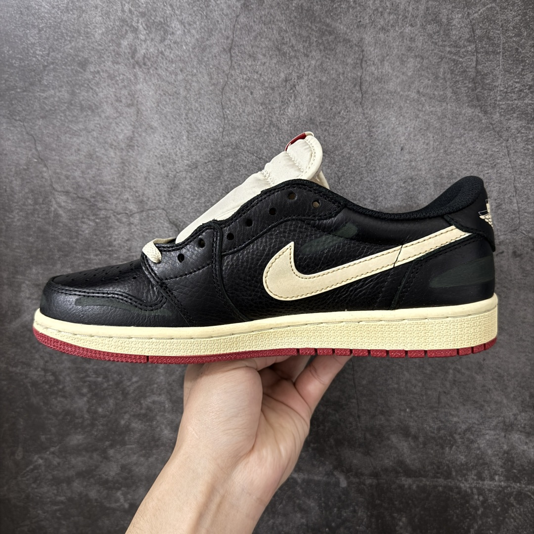 图片[2]-【纯原F版】Nigel Sylvester x Air Jordan 1 Low OG Nitro \”Better With Time\” 低帮 黑白红 AJ1低邦 白黑红 尿渍2.0 男女同款 乔丹篮球鞋系列 国内一线头部知名大厂出品 高端外贸零售专供品质 原鞋原楦头纸板开发 原厂防尘纸 极致一眼正品既视感 以\”Better With Time\”（随时间而愈佳）为核心概念，通过刻意做旧工艺模拟BMX 运动自然磨损，黑色粒面皮革搭配人工刮痕、擦色，模仿长期骑行后的斑驳感，最特别的是刻意但不夸张的做旧处理；米白色的Swoosh Logo标志为整体增添了几分复古美感，而鞋垫与鞋舌上的\”Bike Air\”标志以及鞋身内衬的\”JJordan Biking Co. EST. 2017\”字样，则彰显了其联名身份；后跟Wings Logo则以米黄色压印呈现，鞋头外侧添加金属金色Mini Swoosh Logos，兼具辨识度与反光实用性；最后以氧化泛黄中底搭配红色橡胶外底完善整体设计收尾。 货号：IB8958-001 尺码：36-47.5带半码-选品中心