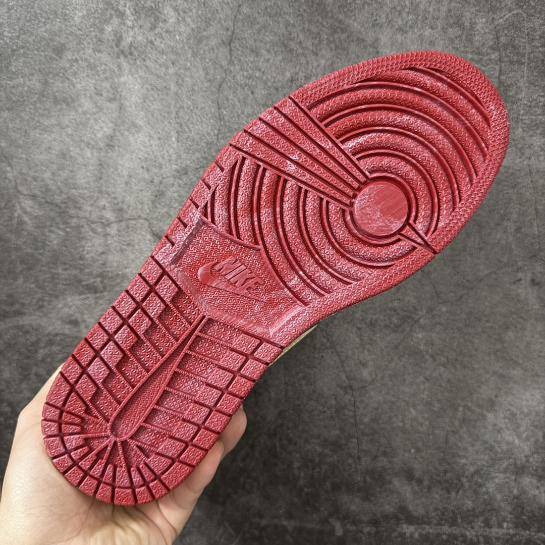 图片[9]-【纯原F版】Nigel Sylvester x Air Jordan 1 Low OG Nitro \”Better With Time\” 低帮 黑白红 AJ1低邦 白黑红 尿渍2.0 男女同款 乔丹篮球鞋系列 国内一线头部知名大厂出品 高端外贸零售专供品质 原鞋原楦头纸板开发 原厂防尘纸 极致一眼正品既视感 以\”Better With Time\”（随时间而愈佳）为核心概念，通过刻意做旧工艺模拟BMX 运动自然磨损，黑色粒面皮革搭配人工刮痕、擦色，模仿长期骑行后的斑驳感，最特别的是刻意但不夸张的做旧处理；米白色的Swoosh Logo标志为整体增添了几分复古美感，而鞋垫与鞋舌上的\”Bike Air\”标志以及鞋身内衬的\”JJordan Biking Co. EST. 2017\”字样，则彰显了其联名身份；后跟Wings Logo则以米黄色压印呈现，鞋头外侧添加金属金色Mini Swoosh Logos，兼具辨识度与反光实用性；最后以氧化泛黄中底搭配红色橡胶外底完善整体设计收尾。 货号：IB8958-001 尺码：36-47.5带半码-选品中心