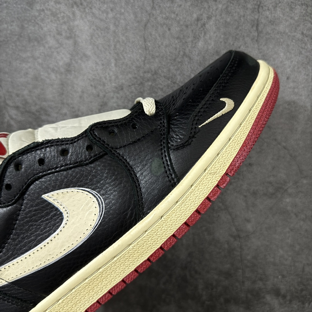 图片[6]-【纯原F版】Nigel Sylvester x Air Jordan 1 Low OG Nitro \”Better With Time\” 低帮 黑白红 AJ1低邦 白黑红 尿渍2.0 男女同款 乔丹篮球鞋系列 国内一线头部知名大厂出品 高端外贸零售专供品质 原鞋原楦头纸板开发 原厂防尘纸 极致一眼正品既视感 以\”Better With Time\”（随时间而愈佳）为核心概念，通过刻意做旧工艺模拟BMX 运动自然磨损，黑色粒面皮革搭配人工刮痕、擦色，模仿长期骑行后的斑驳感，最特别的是刻意但不夸张的做旧处理；米白色的Swoosh Logo标志为整体增添了几分复古美感，而鞋垫与鞋舌上的\”Bike Air\”标志以及鞋身内衬的\”JJordan Biking Co. EST. 2017\”字样，则彰显了其联名身份；后跟Wings Logo则以米黄色压印呈现，鞋头外侧添加金属金色Mini Swoosh Logos，兼具辨识度与反光实用性；最后以氧化泛黄中底搭配红色橡胶外底完善整体设计收尾。 货号：IB8958-001 尺码：36-47.5带半码-选品中心