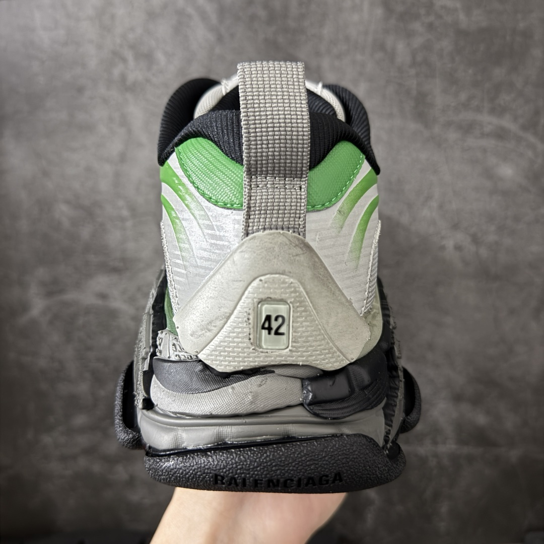 图片[4]-【XA版本】Balenciaga巴黎世家 Triple S .2 厚底系带 低帮 老爹鞋 Balenciaga是由被誉为代表二十世纪的伟大天才设计师 CristobalBalenciaga 创立的，在品牌创立的大半个世纪以来，巴黎世家一直以时尚、典雅闻名于时装界，它的主题产品有女士和男士提包、机车包、鞋子和时装，在15年王大仁卸任品牌设计师后，品牌的风格发生了翻天覆地的变化，凭借着人气超高的街头风T恤、老爹鞋等迅速霸屏各大时装周和时尚圈 货号：865849WTRS21011 尺码：35 36 37 38 39 40 41 42 43 44 45 46-选品中心