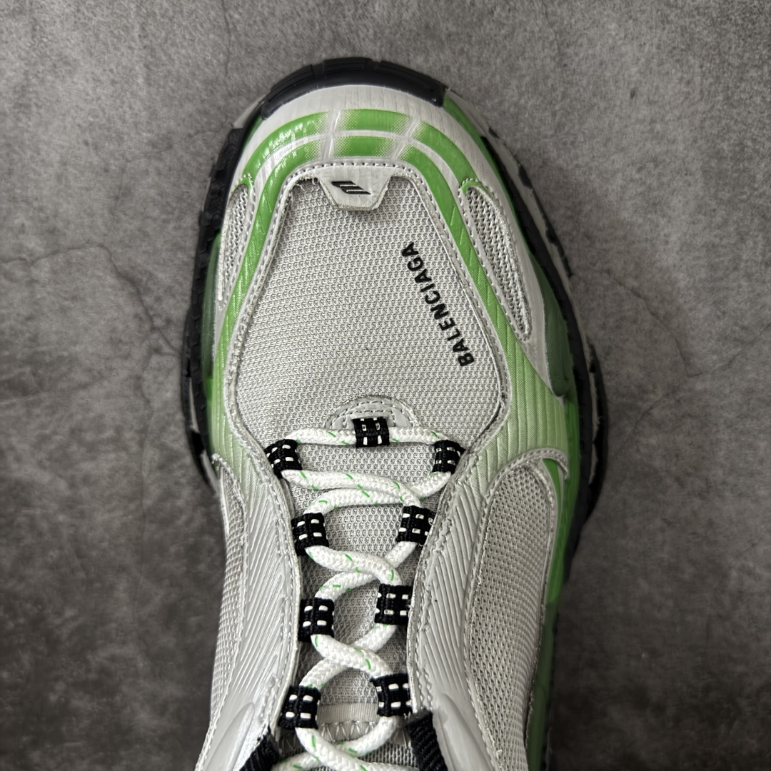 图片[5]-【XA版本】Balenciaga巴黎世家 Triple S .2 厚底系带 低帮 老爹鞋 Balenciaga是由被誉为代表二十世纪的伟大天才设计师 CristobalBalenciaga 创立的，在品牌创立的大半个世纪以来，巴黎世家一直以时尚、典雅闻名于时装界，它的主题产品有女士和男士提包、机车包、鞋子和时装，在15年王大仁卸任品牌设计师后，品牌的风格发生了翻天覆地的变化，凭借着人气超高的街头风T恤、老爹鞋等迅速霸屏各大时装周和时尚圈 货号：865849WTRS21011 尺码：35 36 37 38 39 40 41 42 43 44 45 46-选品中心