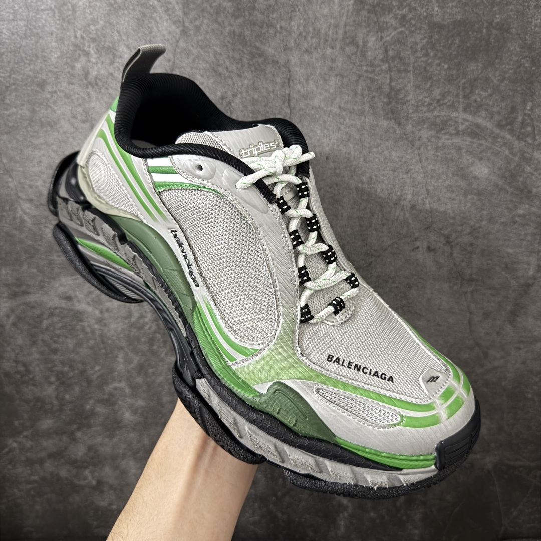 图片[3]-【XA版本】Balenciaga巴黎世家 Triple S .2 厚底系带 低帮 老爹鞋 Balenciaga是由被誉为代表二十世纪的伟大天才设计师 CristobalBalenciaga 创立的，在品牌创立的大半个世纪以来，巴黎世家一直以时尚、典雅闻名于时装界，它的主题产品有女士和男士提包、机车包、鞋子和时装，在15年王大仁卸任品牌设计师后，品牌的风格发生了翻天覆地的变化，凭借着人气超高的街头风T恤、老爹鞋等迅速霸屏各大时装周和时尚圈 货号：865849WTRS21011 尺码：35 36 37 38 39 40 41 42 43 44 45 46-选品中心