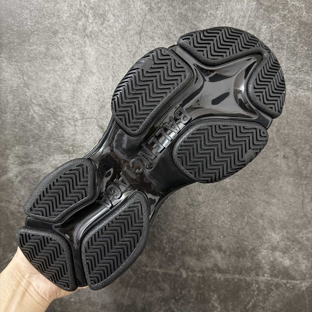图片[9]-【XA版本】Balenciaga巴黎世家 Triple S .2 厚底系带 低帮 老爹鞋 Balenciaga是由被誉为代表二十世纪的伟大天才设计师 CristobalBalenciaga 创立的，在品牌创立的大半个世纪以来，巴黎世家一直以时尚、典雅闻名于时装界，它的主题产品有女士和男士提包、机车包、鞋子和时装，在15年王大仁卸任品牌设计师后，品牌的风格发生了翻天覆地的变化，凭借着人气超高的街头风T恤、老爹鞋等迅速霸屏各大时装周和时尚圈 货号：865849WTRS21011 尺码：35 36 37 38 39 40 41 42 43 44 45 46-选品中心