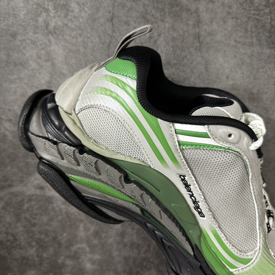 图片[7]-【XA版本】Balenciaga巴黎世家 Triple S .2 厚底系带 低帮 老爹鞋 Balenciaga是由被誉为代表二十世纪的伟大天才设计师 CristobalBalenciaga 创立的，在品牌创立的大半个世纪以来，巴黎世家一直以时尚、典雅闻名于时装界，它的主题产品有女士和男士提包、机车包、鞋子和时装，在15年王大仁卸任品牌设计师后，品牌的风格发生了翻天覆地的变化，凭借着人气超高的街头风T恤、老爹鞋等迅速霸屏各大时装周和时尚圈 货号：865849WTRS21011 尺码：35 36 37 38 39 40 41 42 43 44 45 46-选品中心