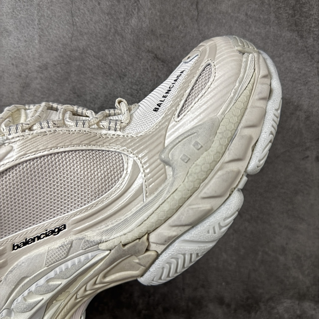 图片[6]-【GO版本】Balenciaga巴黎世家 Triple S .2 厚底系带 低帮 老爹鞋 Balenciaga是由被誉为代表二十世纪的伟大天才设计师 CristobalBalenciaga 创立的，在品牌创立的大半个世纪以来，巴黎世家一直以时尚、典雅闻名于时装界，它的主题产品有女士和男士提包、机车包、鞋子和时装，在15年王大仁卸任品牌设计师后，品牌的风格发生了翻天覆地的变化，凭借着人气超高的街头风T恤、老爹鞋等迅速霸屏各大时装周和时尚圈 尺码：35 36 37 38 39 40 41 42 43 44 45 46-选品中心