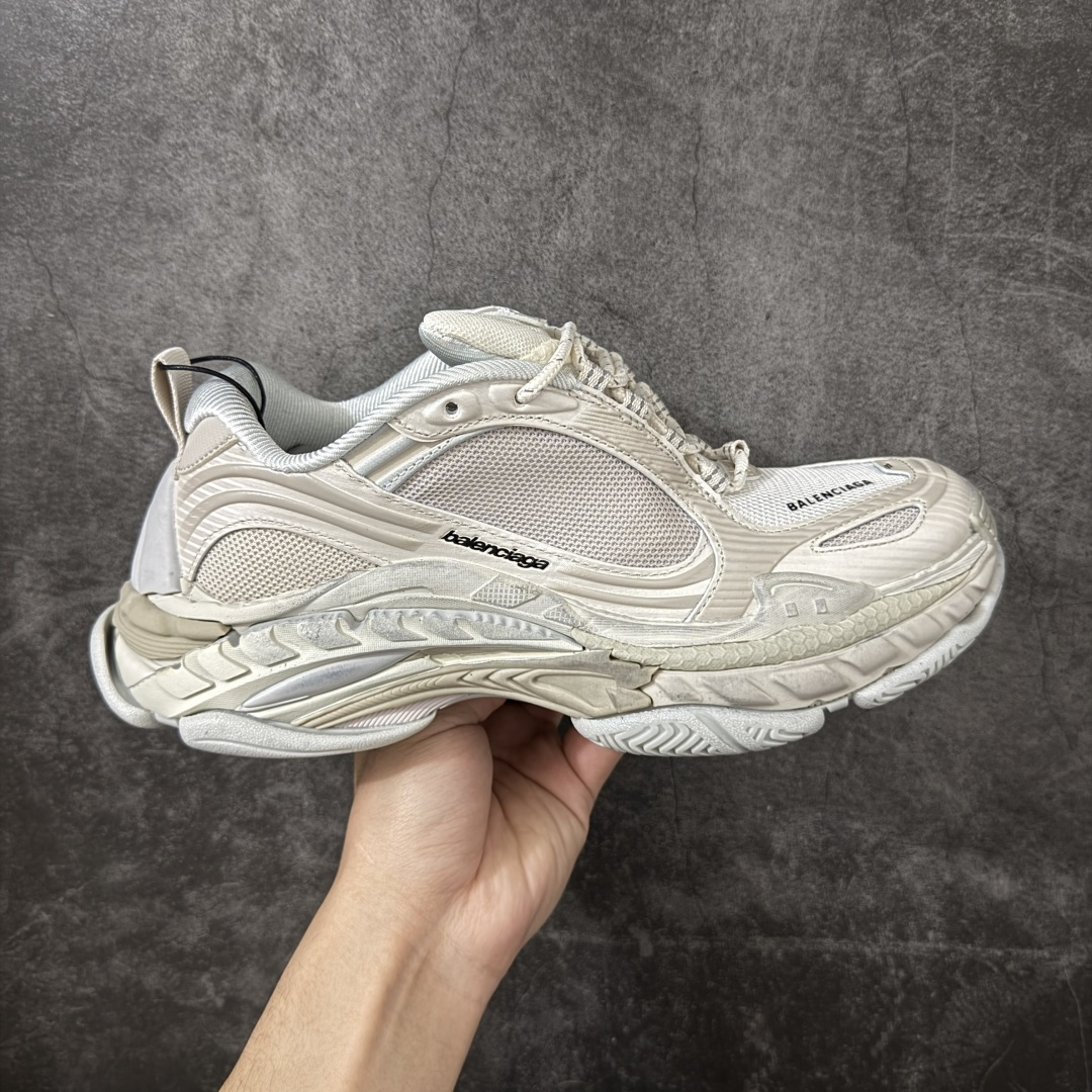 【GO版本】Balenciaga巴黎世家 Triple S .2 厚底系带 低帮 老爹鞋 Balenciaga是由被誉为代表二十世纪的伟大天才设计师 CristobalBalenciaga 创立的，在品牌创立的大半个世纪以来，巴黎世家一直以时尚、典雅闻名于时装界，它的主题产品有女士和男士提包、机车包、鞋子和时装，在15年王大仁卸任品牌设计师后，品牌的风格发生了翻天覆地的变化，凭借着人气超高的街头风T恤、老爹鞋等迅速霸屏各大时装周和时尚圈 尺码：35 36 37 38 39 40 41 42 43 44 45 46-选品中心